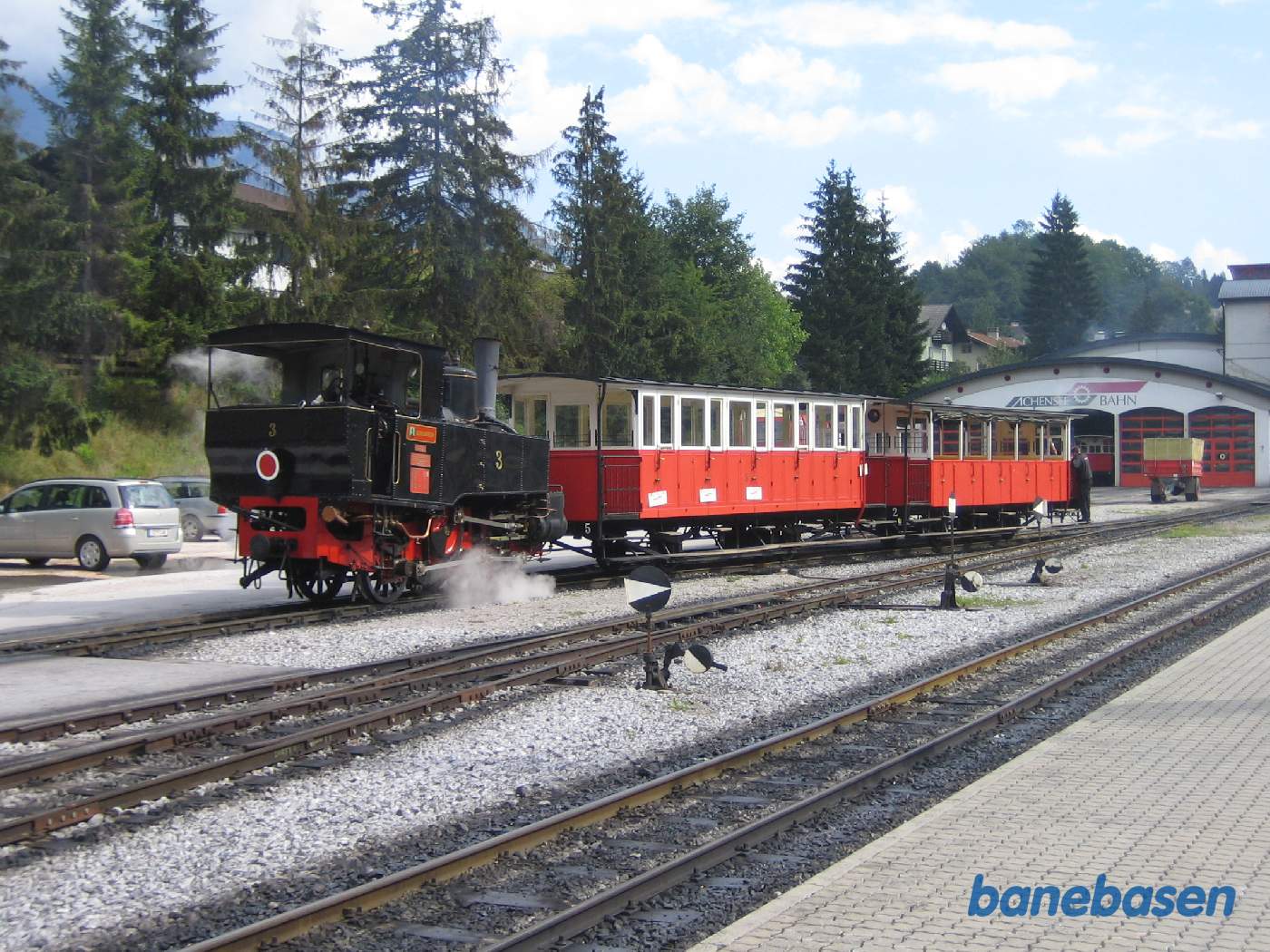 Damplokomotivet rangerer med 2 personvogne