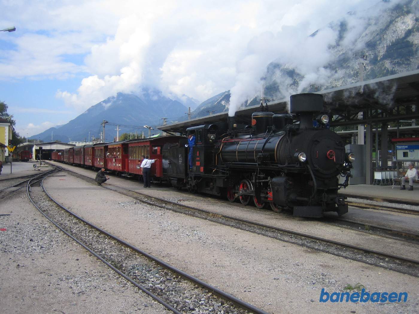 Persontoget til Mayrhofen med turister i vognene, holder klar