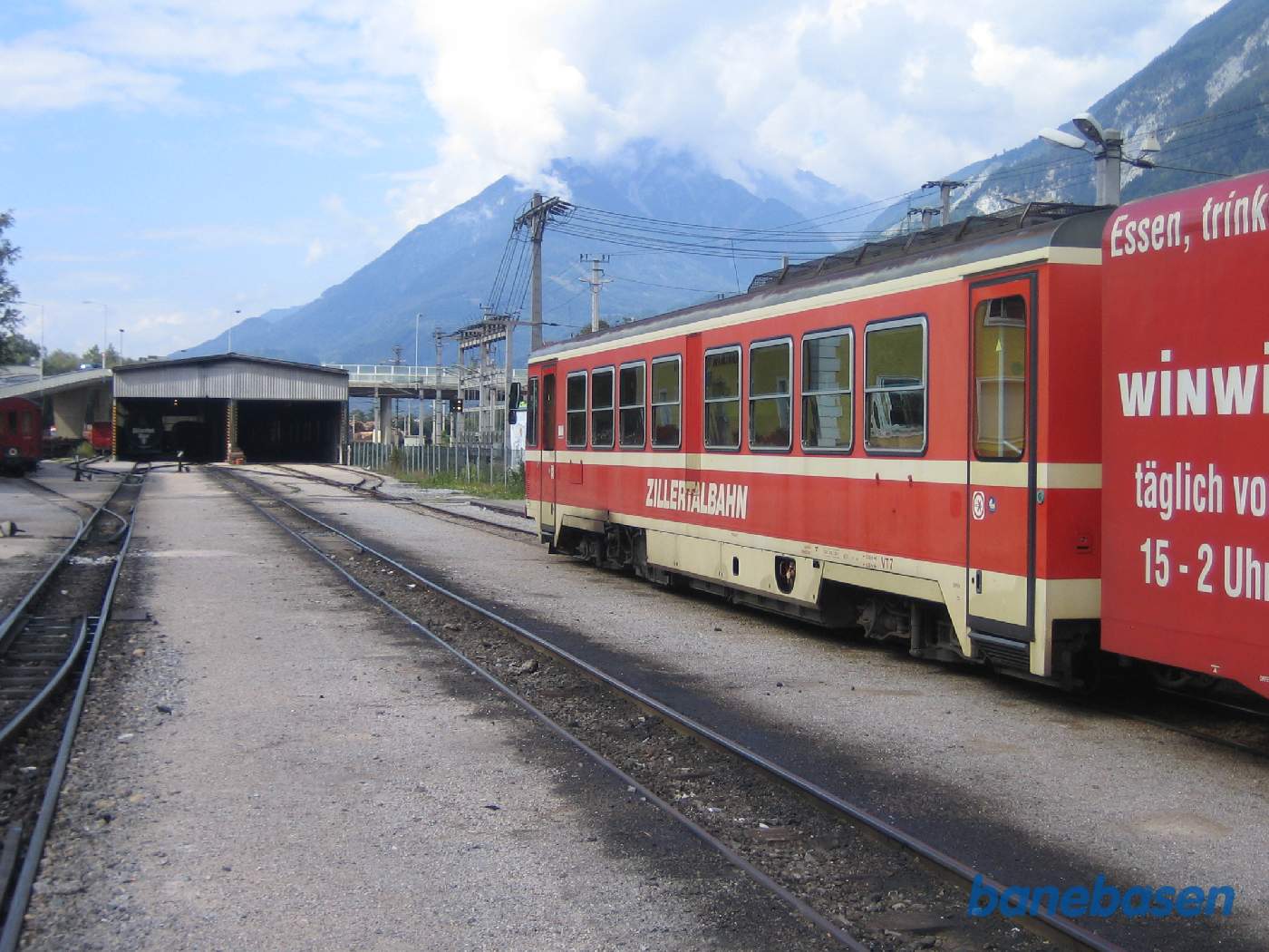Et vue ud over området foran remiserne