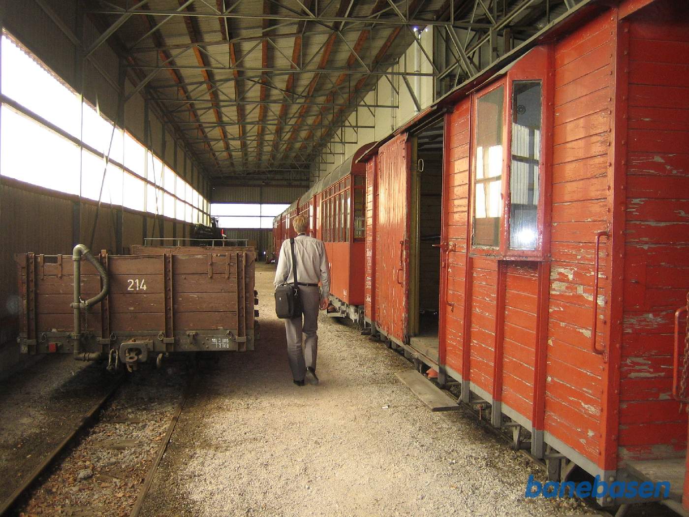 Et vue ind i vognhallen