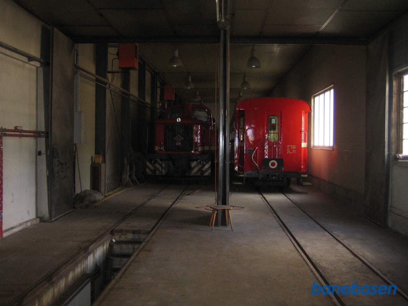 Et vue ind i vognhallen