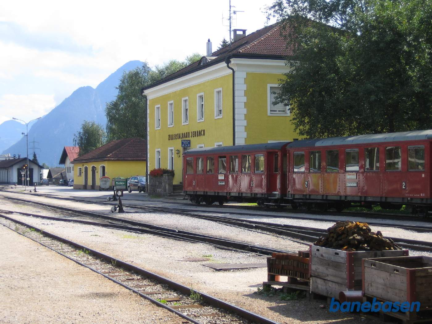 Stationsbygningen set fra perronen