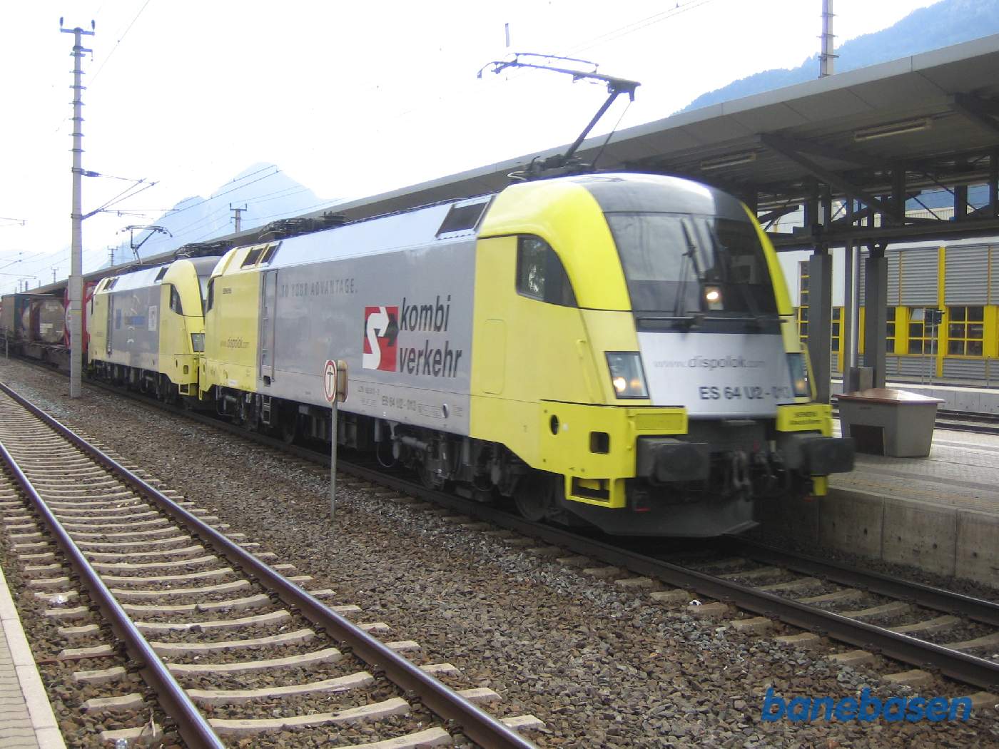 Et godstog med 2 Siemens Dispo-lokomotiver