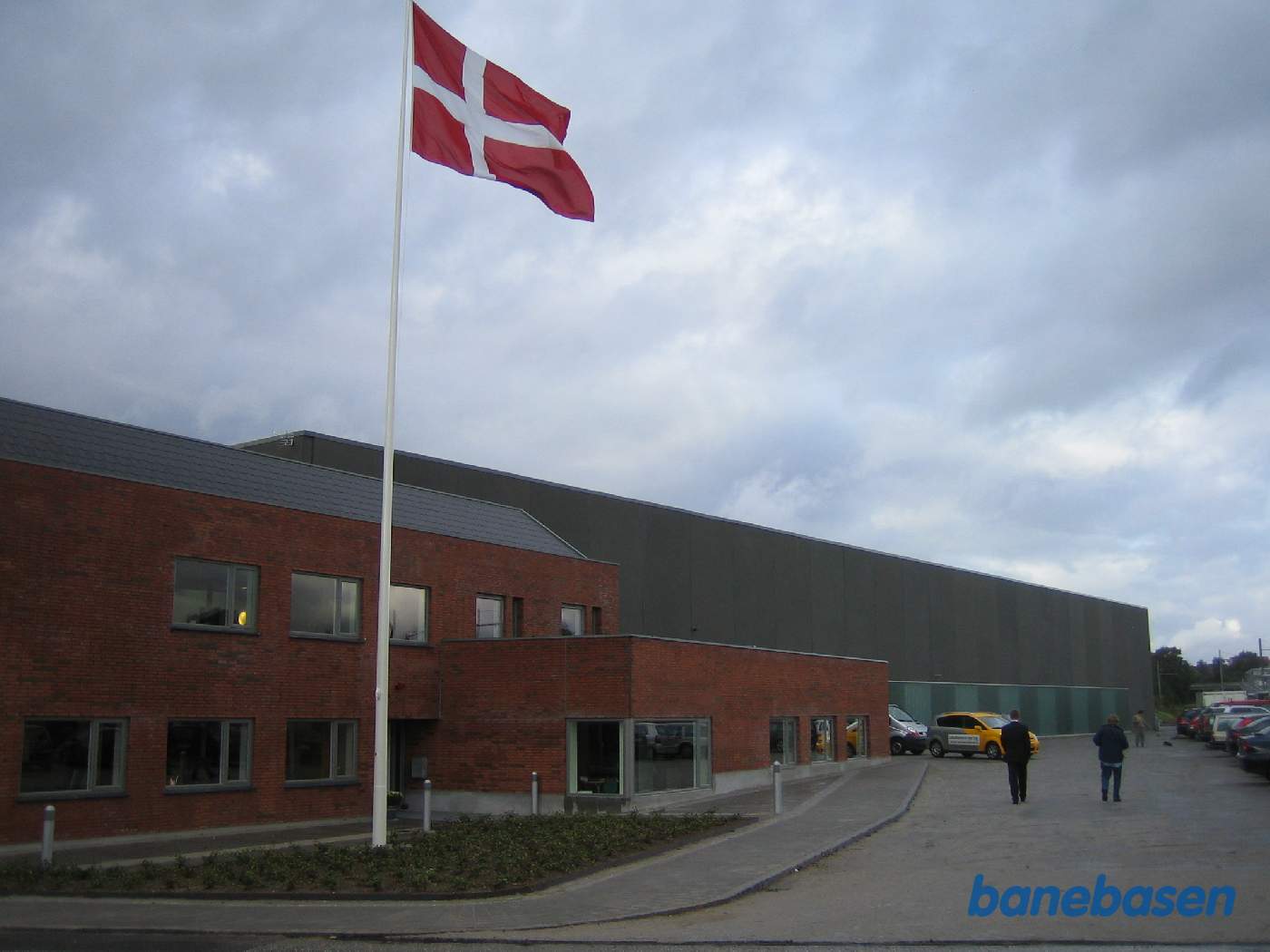 Lokaltogs nye værksted, set fra parkeringspladsen. Flaget er hejst i dagens anledning