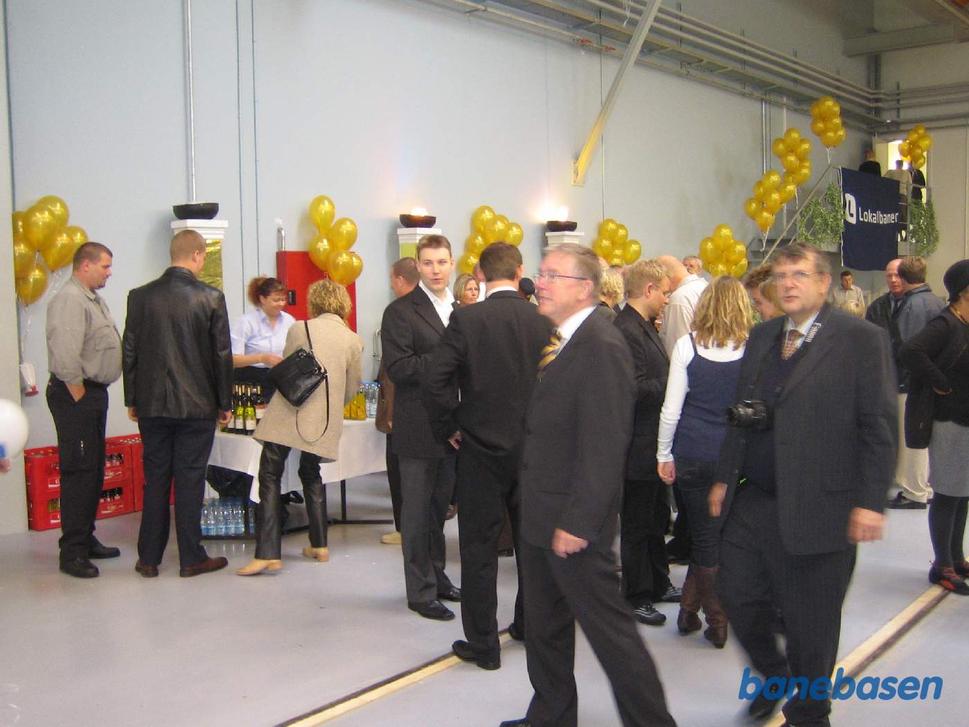 Der var udskænkning af sodavand, øl og vin. Trappen fører op til kontoerne på 1.sal Der var udskænkning af sodavand, øl og vin. Trappen fører op til kontoerne på 1.sal