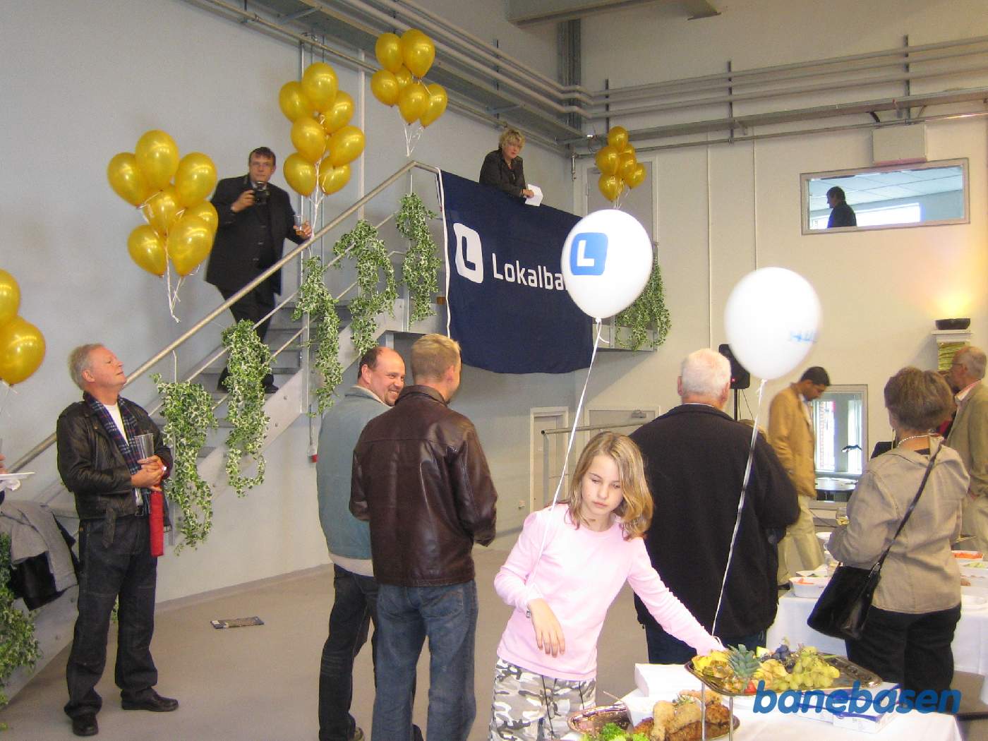 Så holder direktøren tale oppe på toppen af trappen Så holder direktøren tale oppe på toppen af trappen