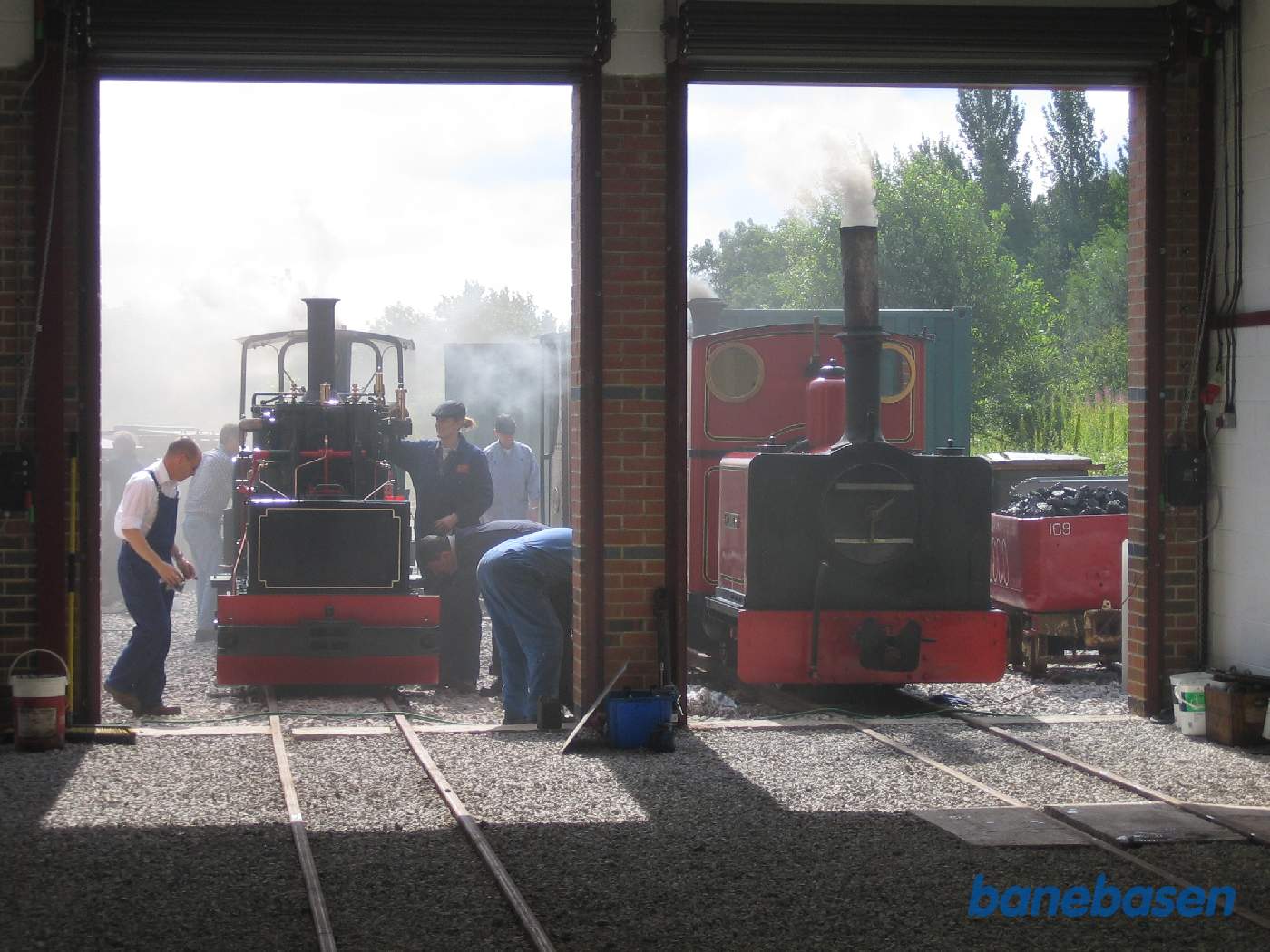 Medlemmerne fyrer damplokomotiverne op