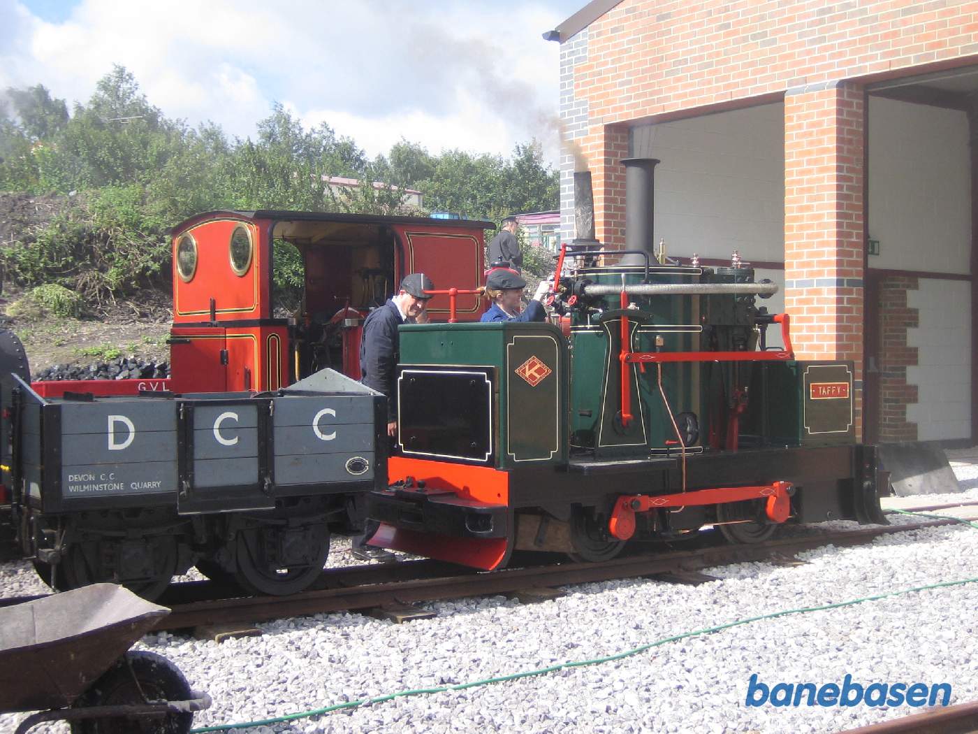 Medlemmerne fyrer damplokomotiverne op