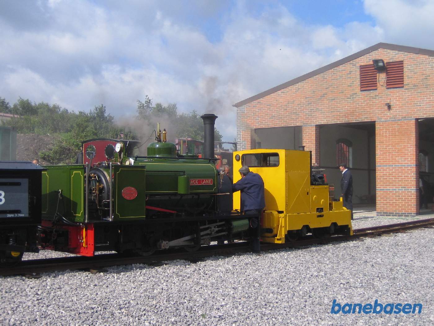 Medlemmerne fyrer damplokomotiverne op