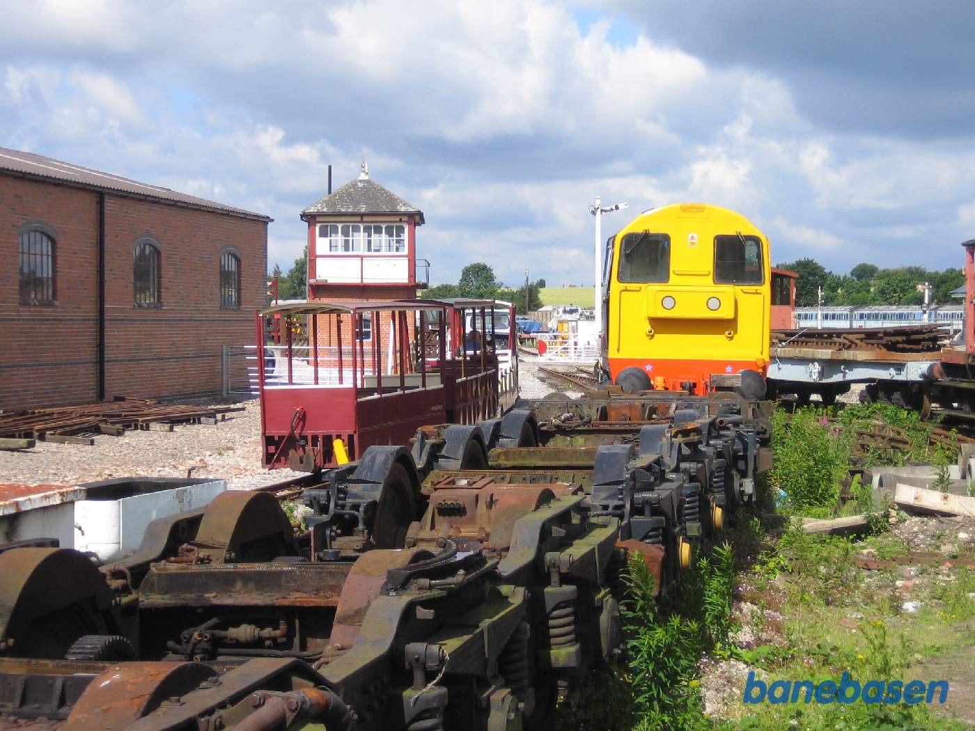 Persontoget passerer overkørslen i retning mod smalsporsstationen