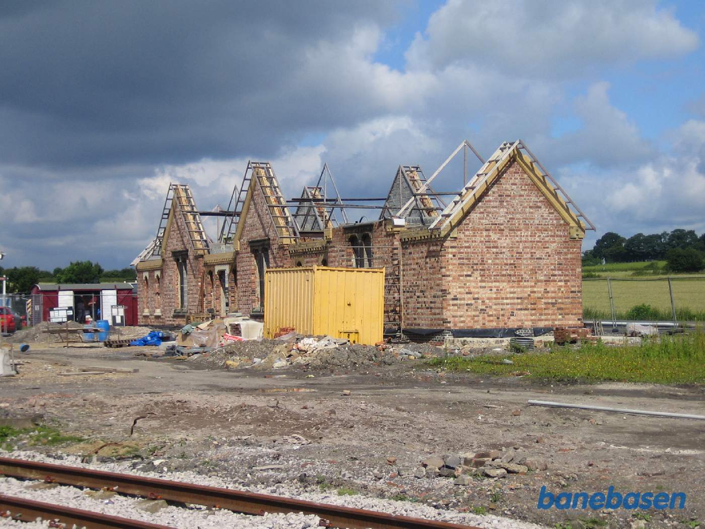 Den kommende stationsbygning under opførelse