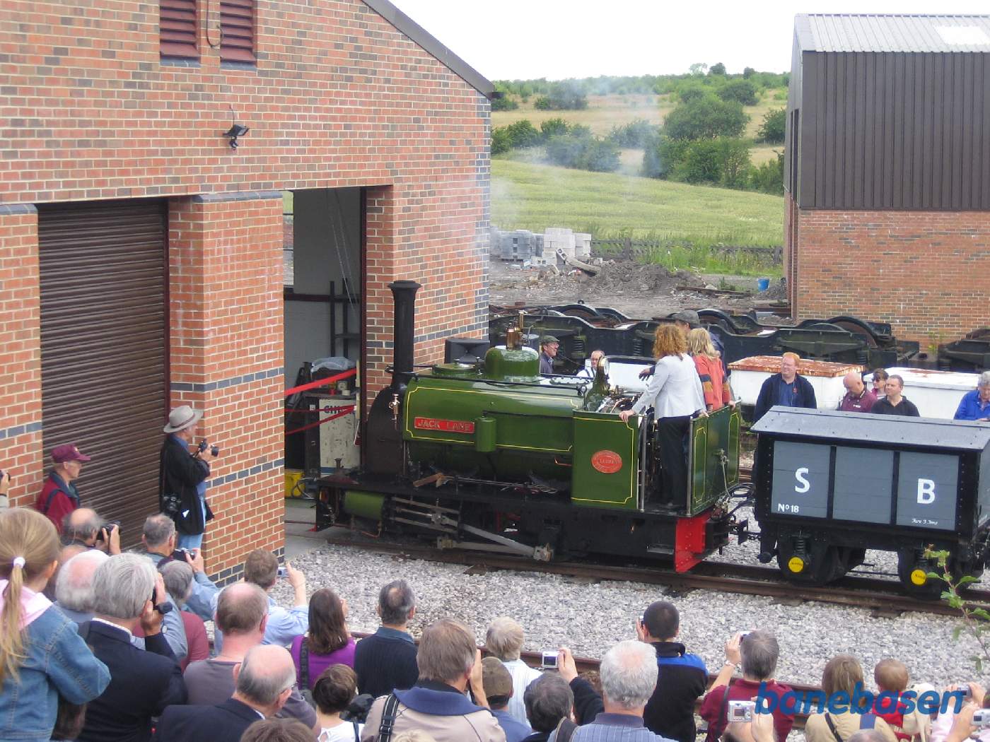 Det første tog i værkstedet ved at bryde de røde bånd