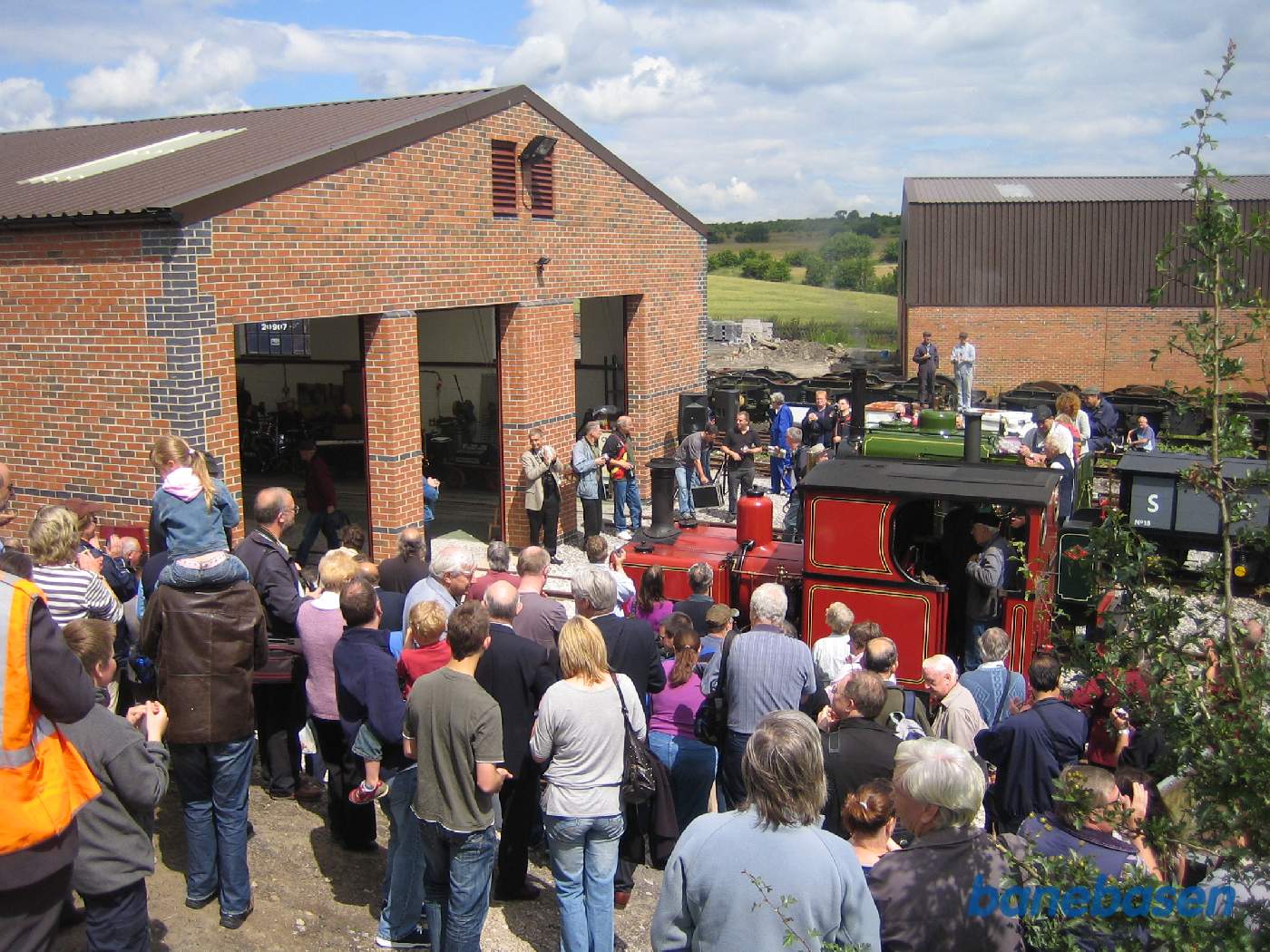 Klapsalver og takketaler. Alle medlemmerne utroligt glade. Det sidste fotografen gjorde i december 2002 var at måle op til den nye hal, og her står den