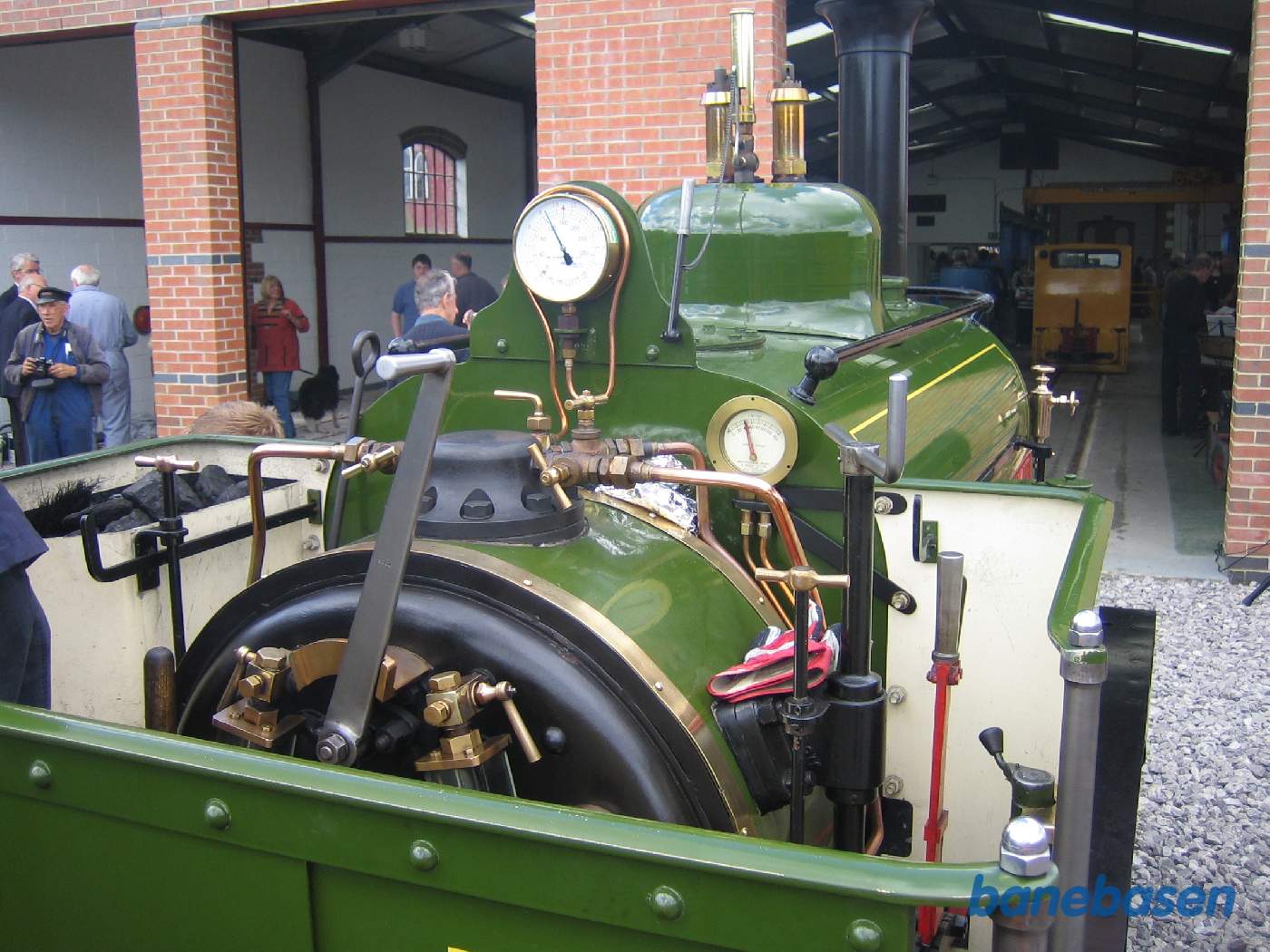 Nærbillede af førerpladsen på et af damplokomotiverne