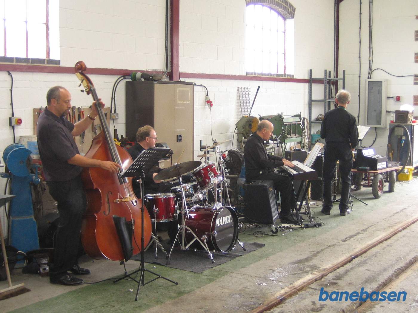 4 musikere underholder gæsterne