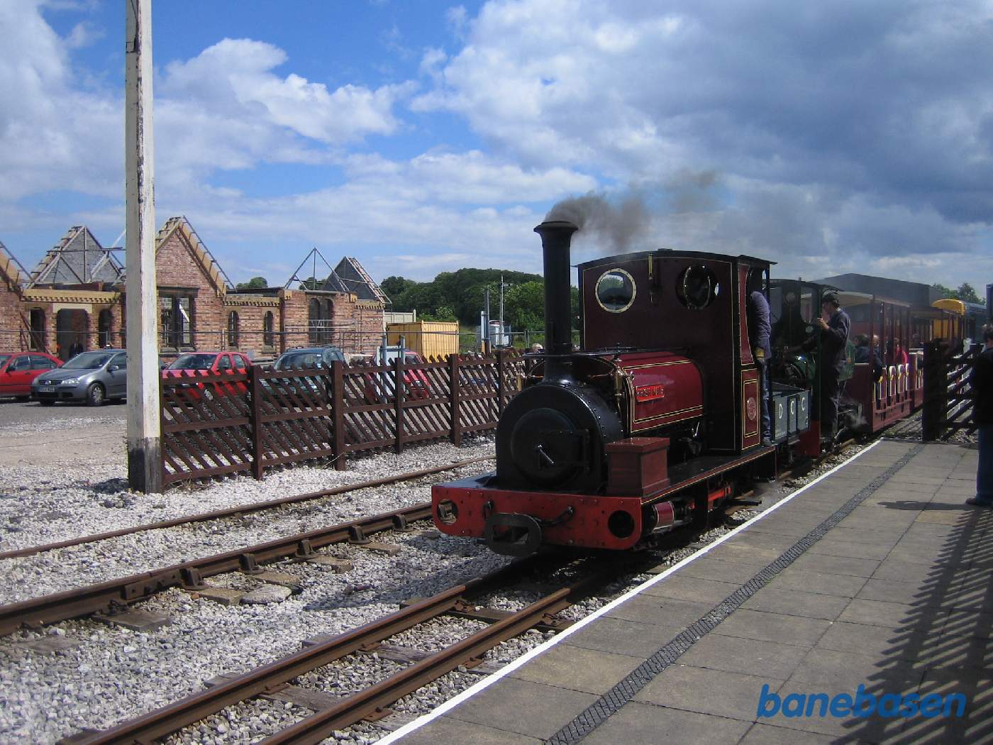 Damptog ved perron på trinbrættet tæt på værkstedet