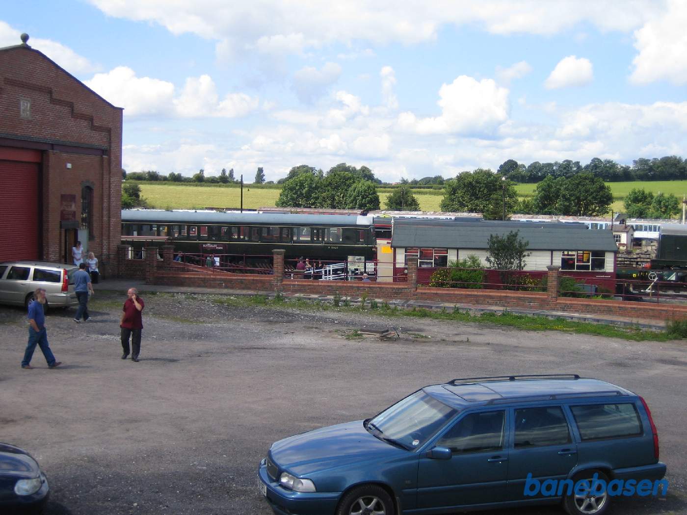 Et vue ud over området foran gaffeltruck- og busmuseet, til venstre. Smalsporsstationen er den røde og beige bygning med gråt tag