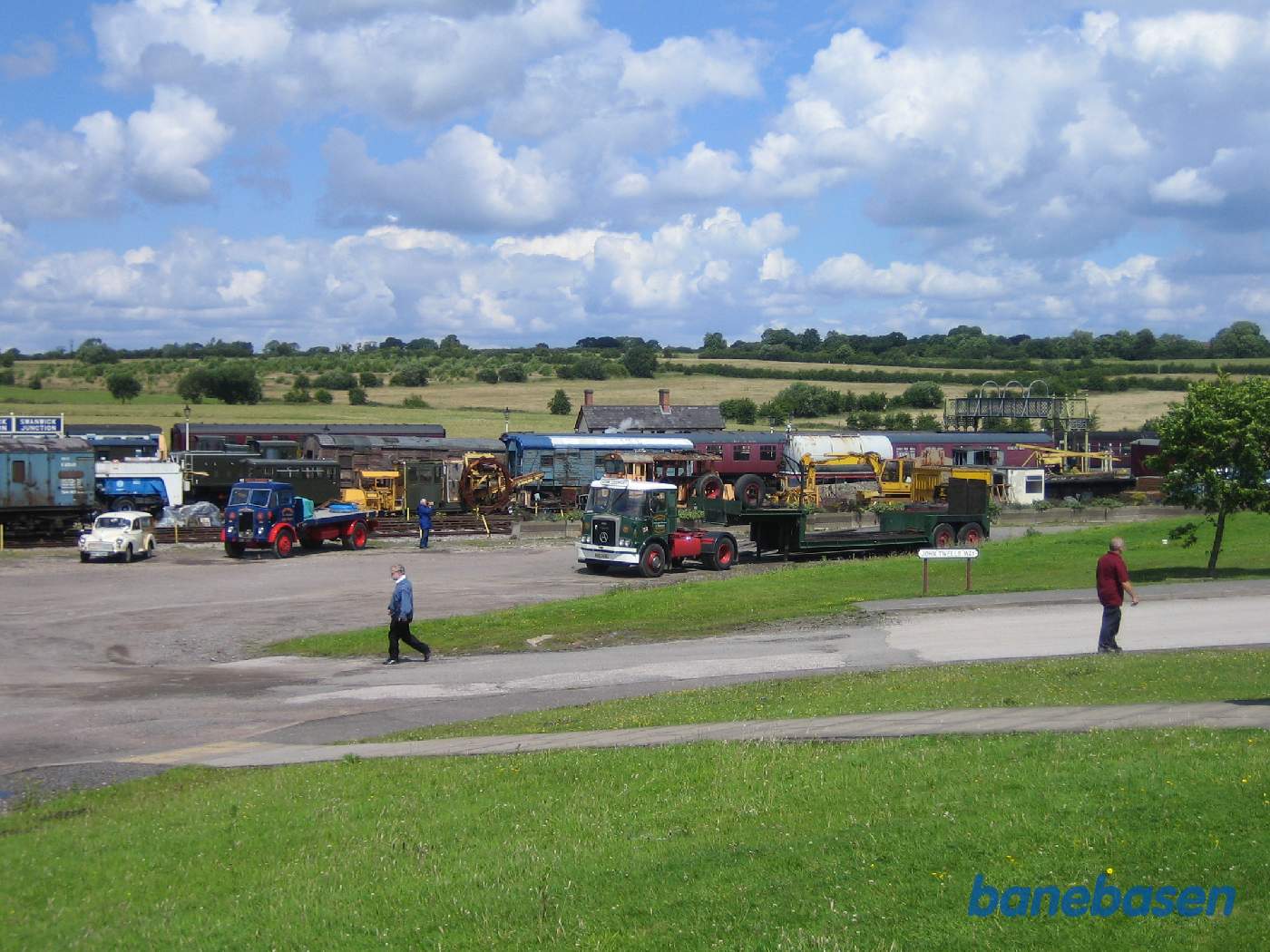 Et vue ud over området foran gaffeltruck- og busmuseet. Bag fotografen ligger den lille restaurant på toppen af græsplænen
