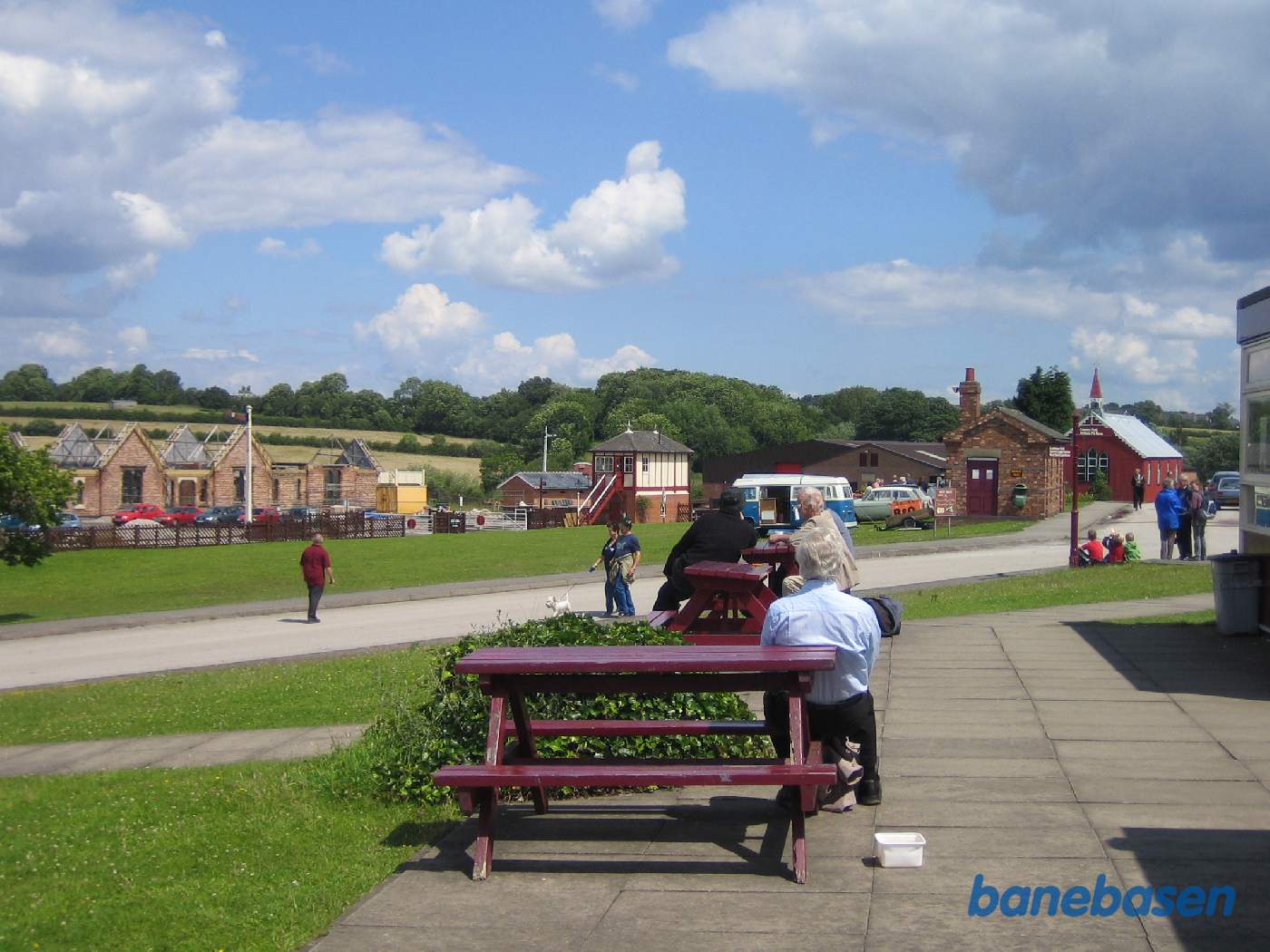 Den lille restaurant til højre, et vue ud over hele området. Den nye remise ligger nede bag signalhuset, midt i billedet