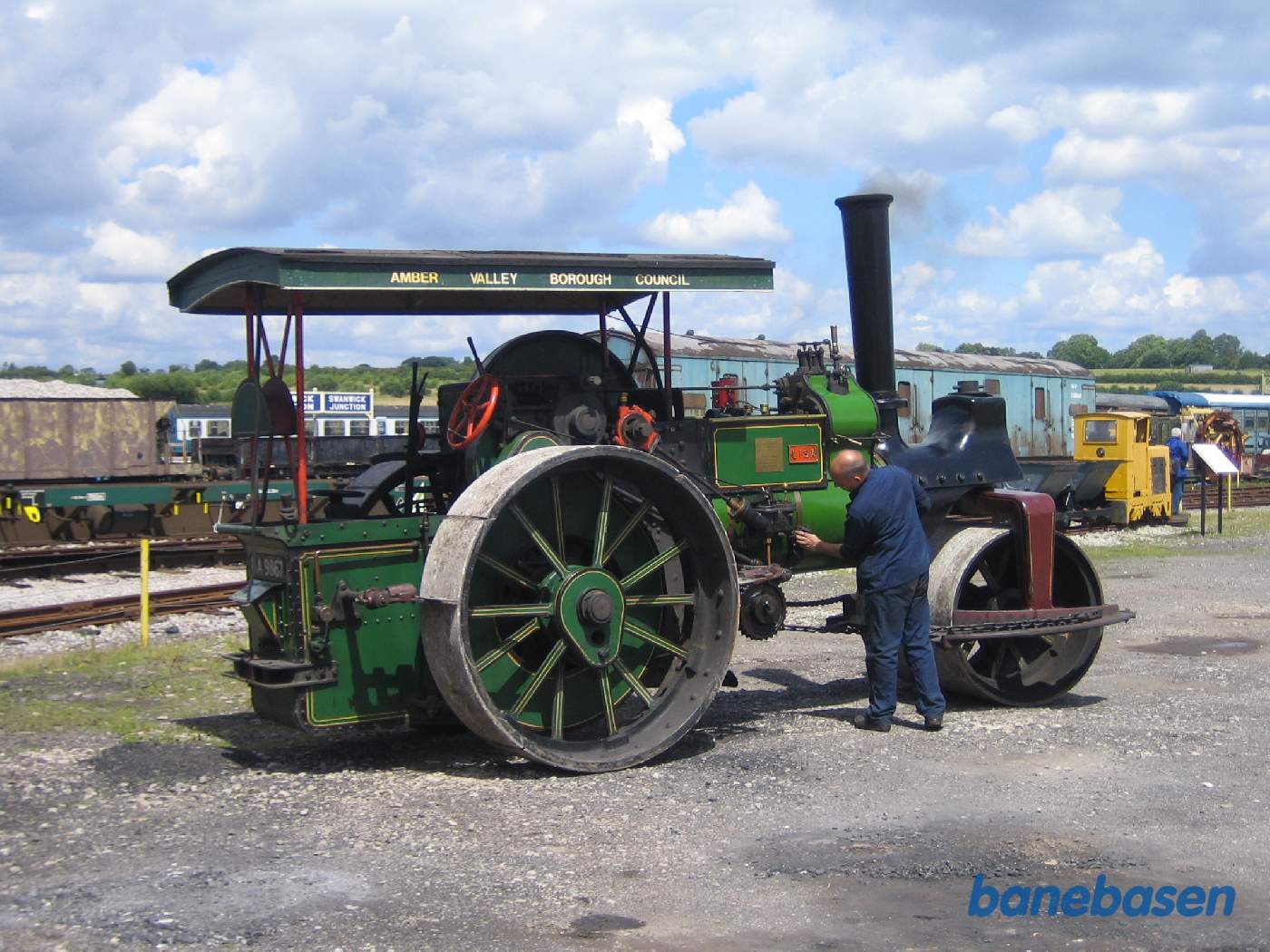 Den flotte damptromle set fra siden