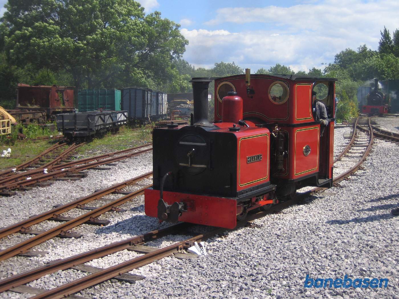 Et af damplokomotiverne triller ud fra remiseområdet og ud i hovedsporet