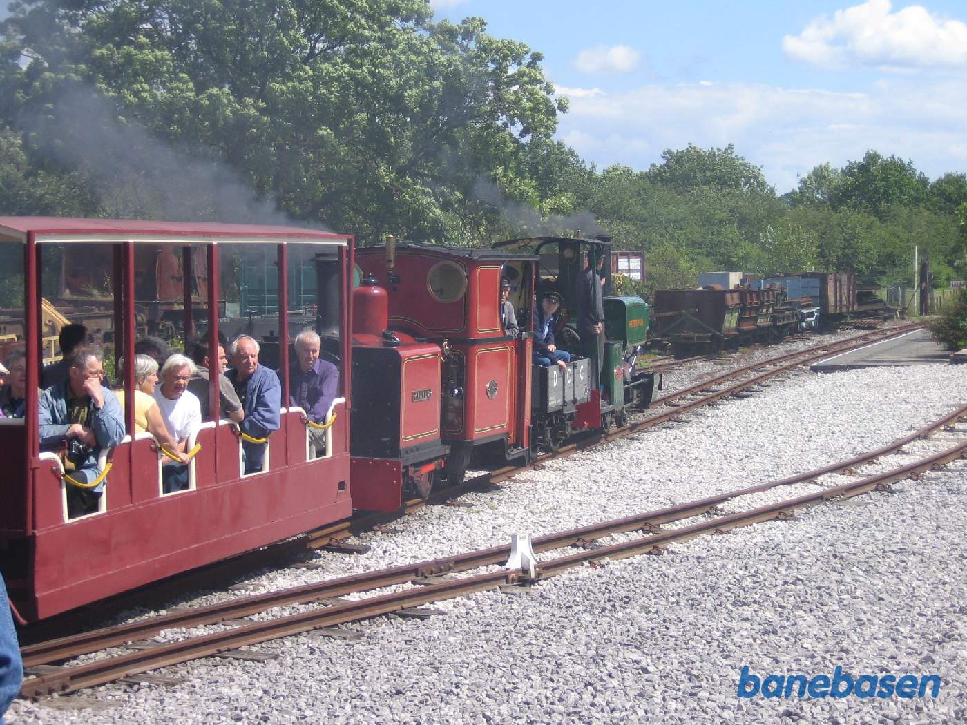 Damptog mod Newlands Inn passerer forbi det nye værksted. Sporet ind til værkstedsområdet ses midt i billedet