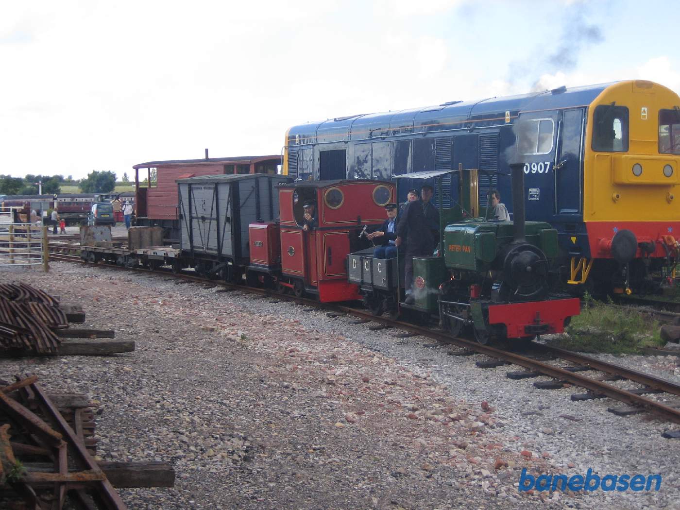 Et lille godstog har netop passeret overkørslen, det nye værksted bag fotografen