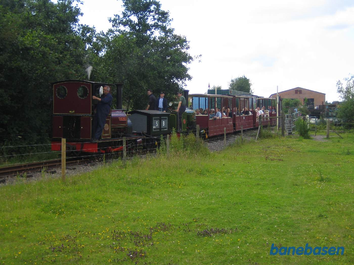 Persontog på vej ind i parken og videre ned til Newlands Inn, gavlen af den ny remise ses til højre i billedet