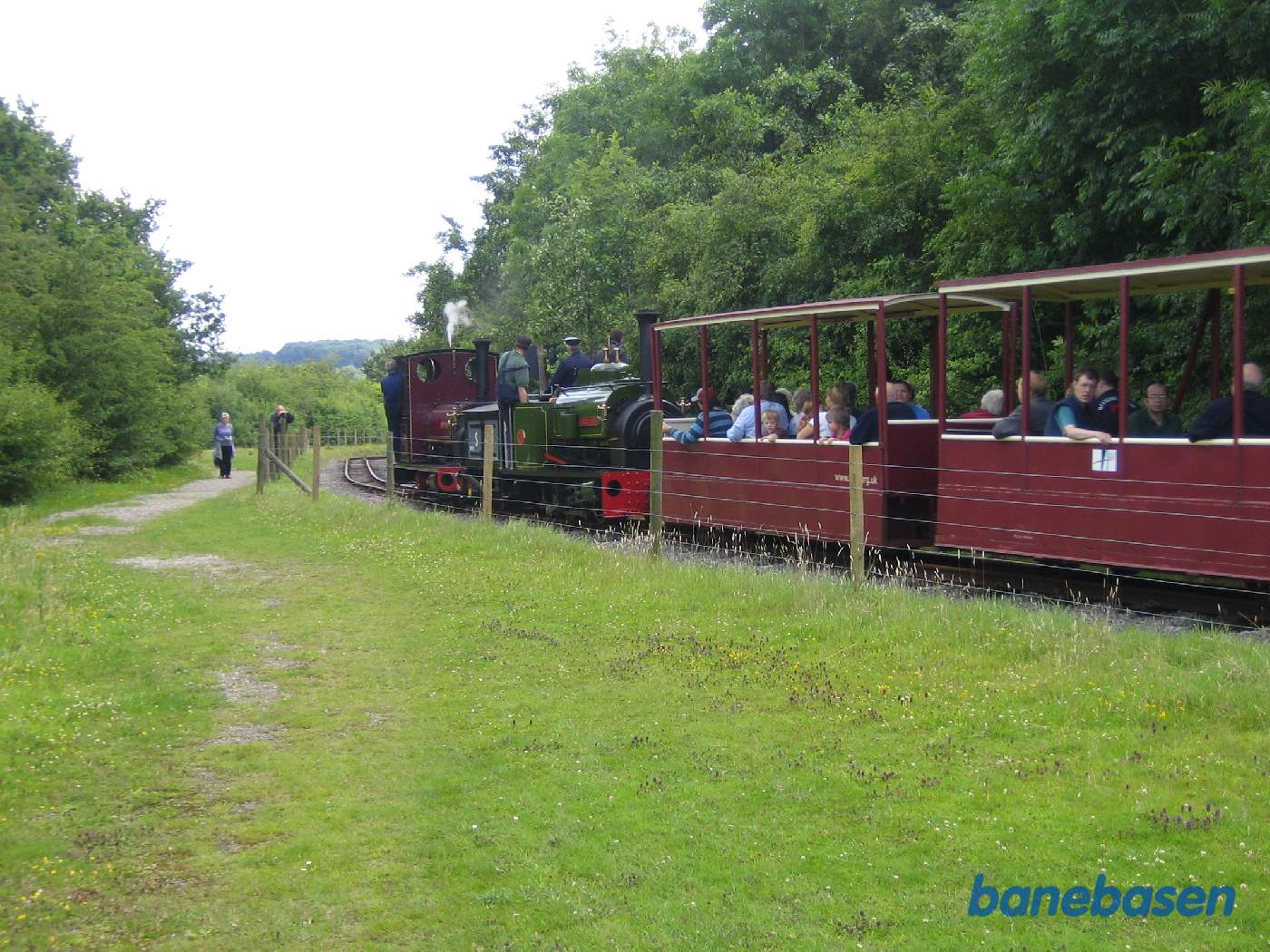 Persontog på vej ind i parken og videre ned til Newlands Inn
