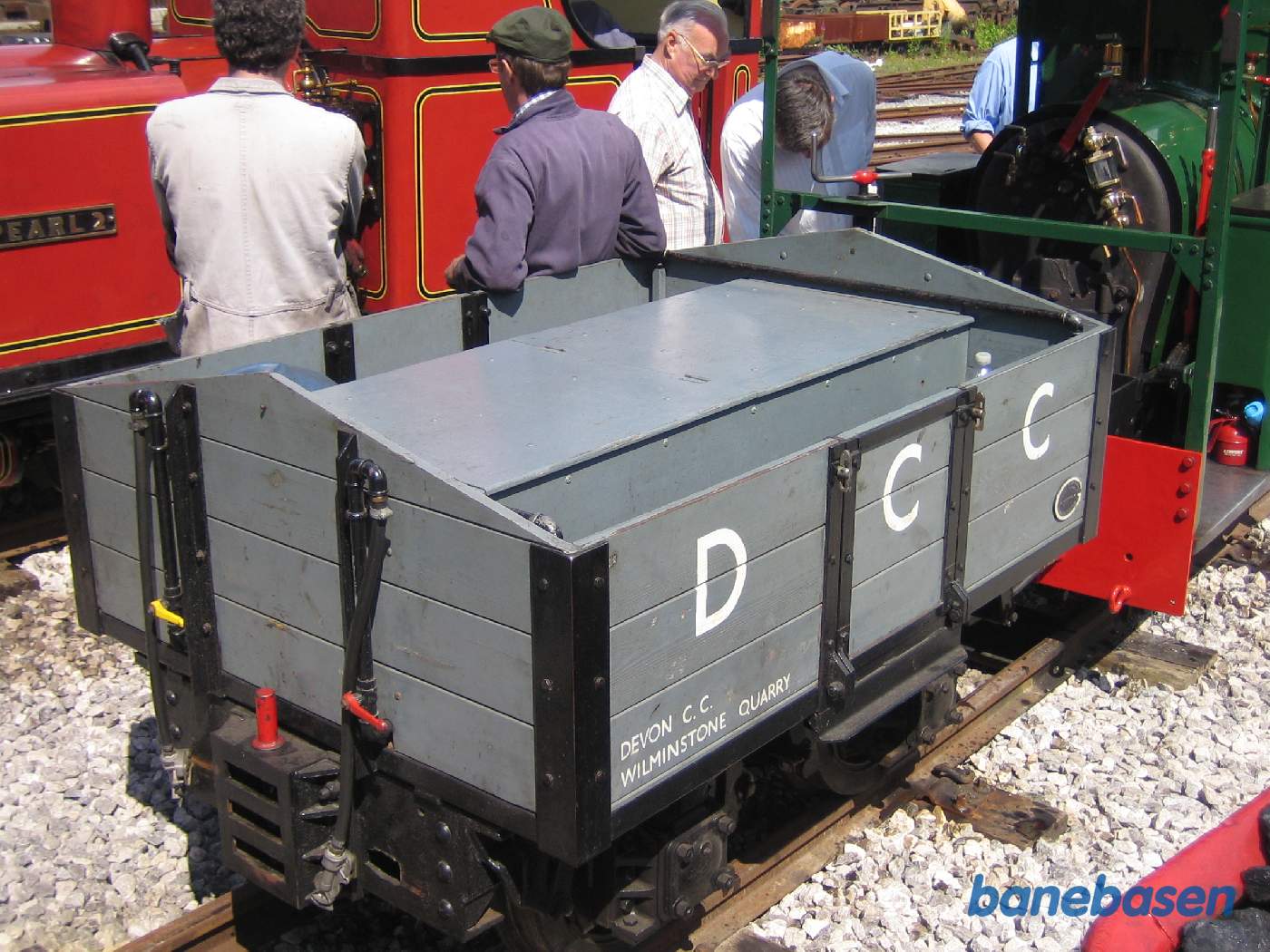 Nærbillede af en primitiv personvogn