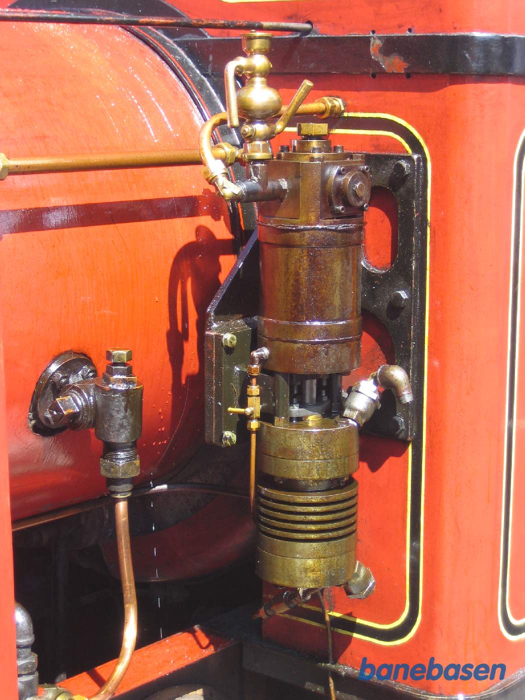 Nærbillede af damplokomotivets trykluftpumpe