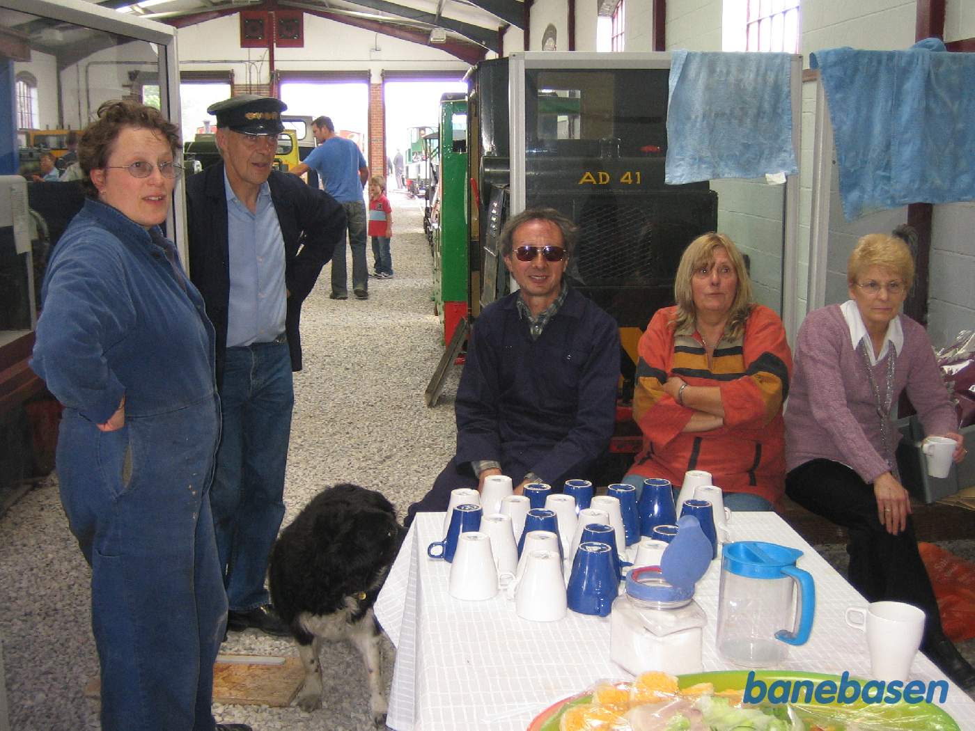 Personalet tager sig en kort pause inde i det nye værksted