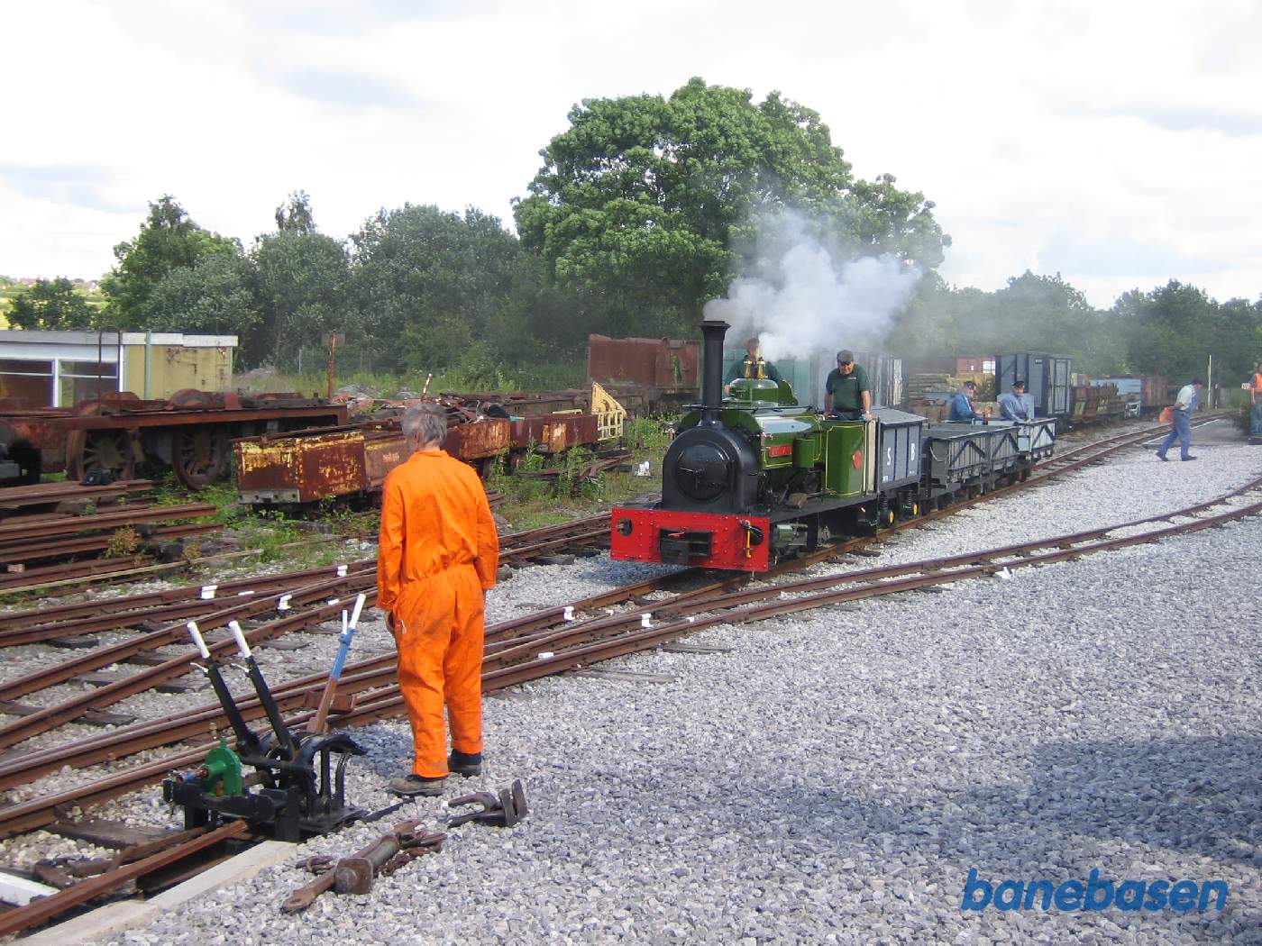 Efter det forreste lokomotiv er koblet af og kørt ind på remiseområdet, kan damptoget køre lidt frem, og derefter stoppe