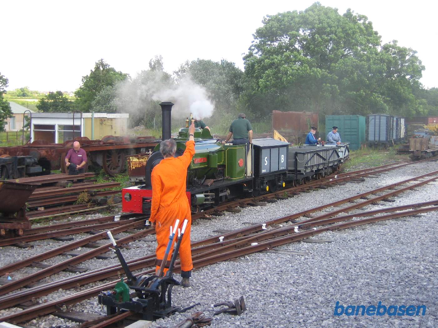 Damplokomotivet rangerer vognene ind i sidesporet