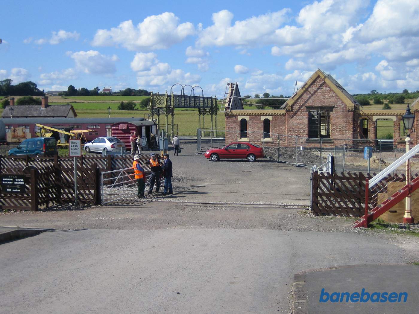 Overkørslen og den kommende stationsbygning i baggrunden
