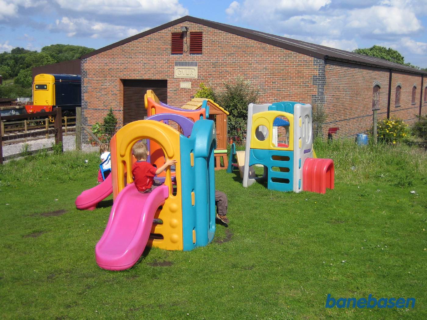 Børnenes legeplads foran den nye remise