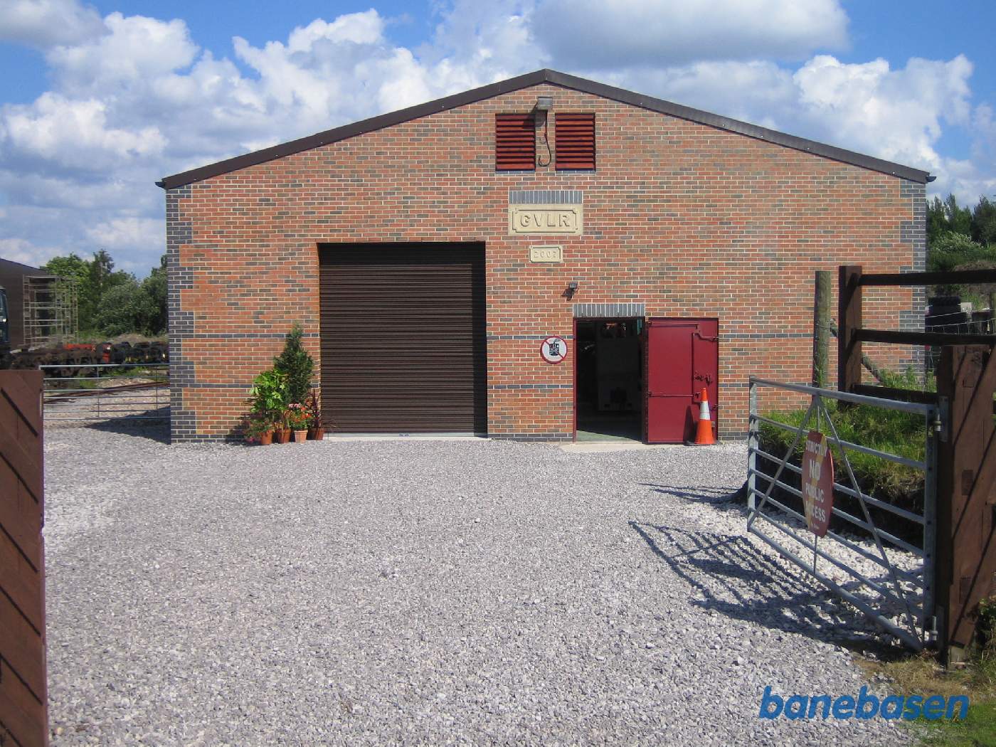 Indgangen til den nye remise, set fra vejen