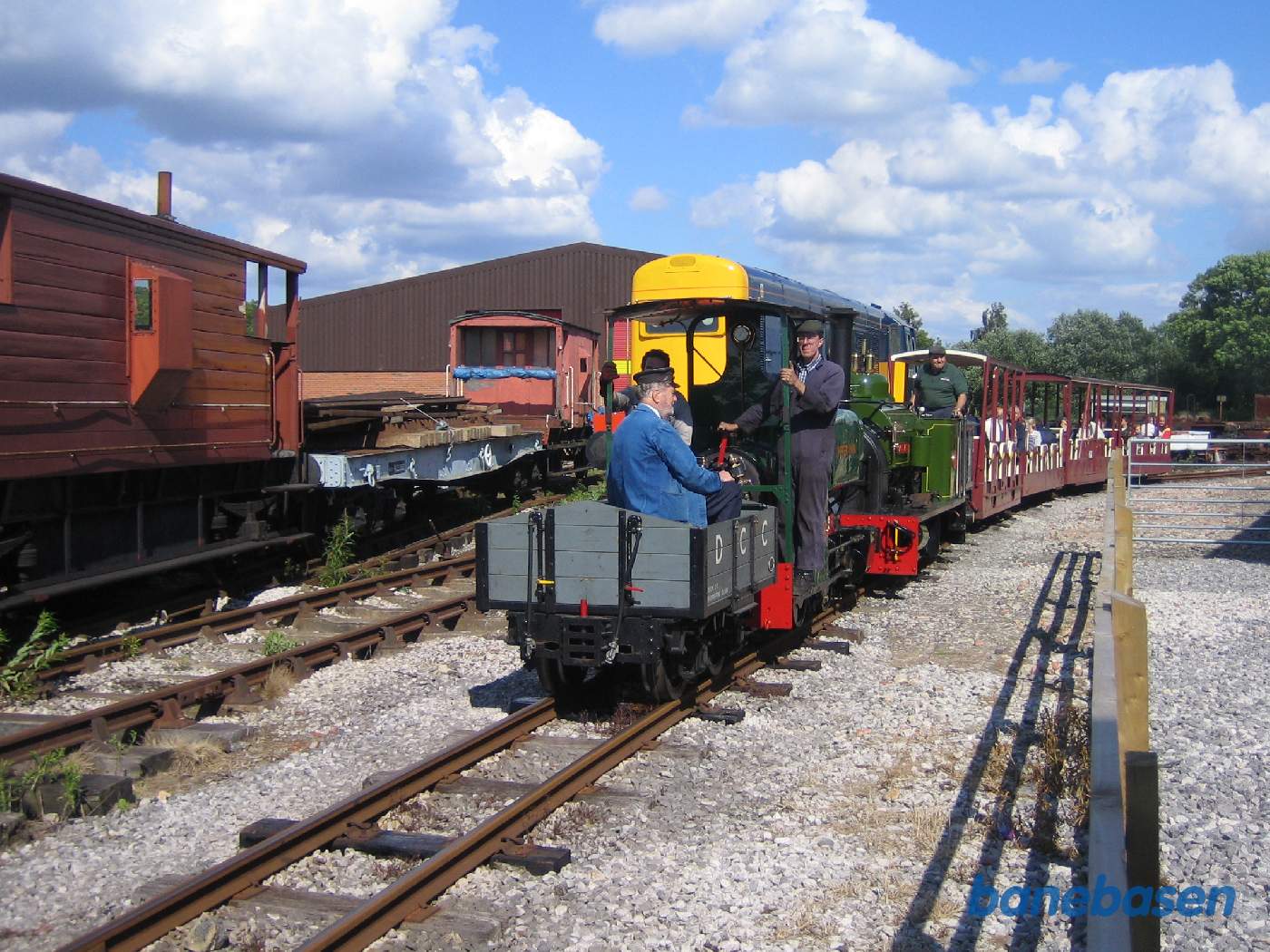 Morgenens persontog passerer den nye remise, beliggende til højre udenfor billedet