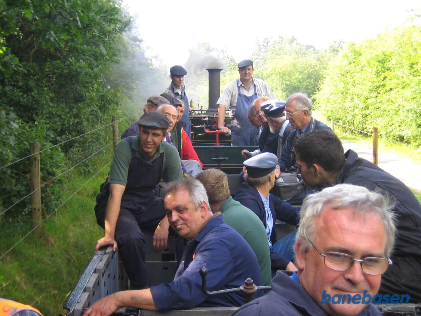 Toget er netop lige kørt ind i parken, fotografen kigger bagud