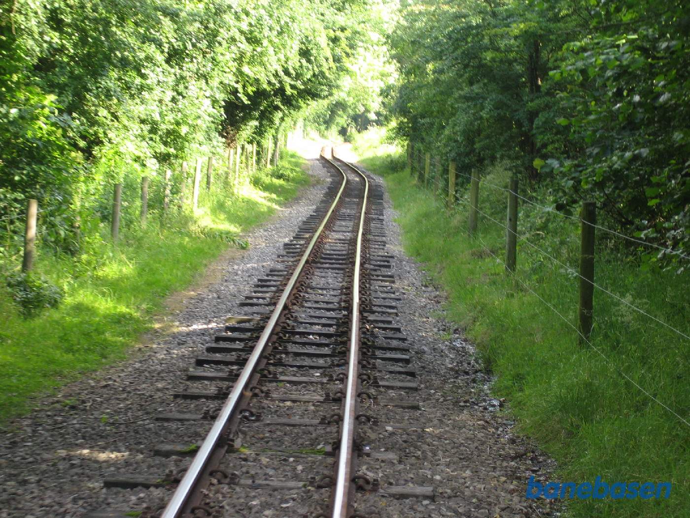 Toget er netop lige kørt ind i parken, fotografen kigger fremad
