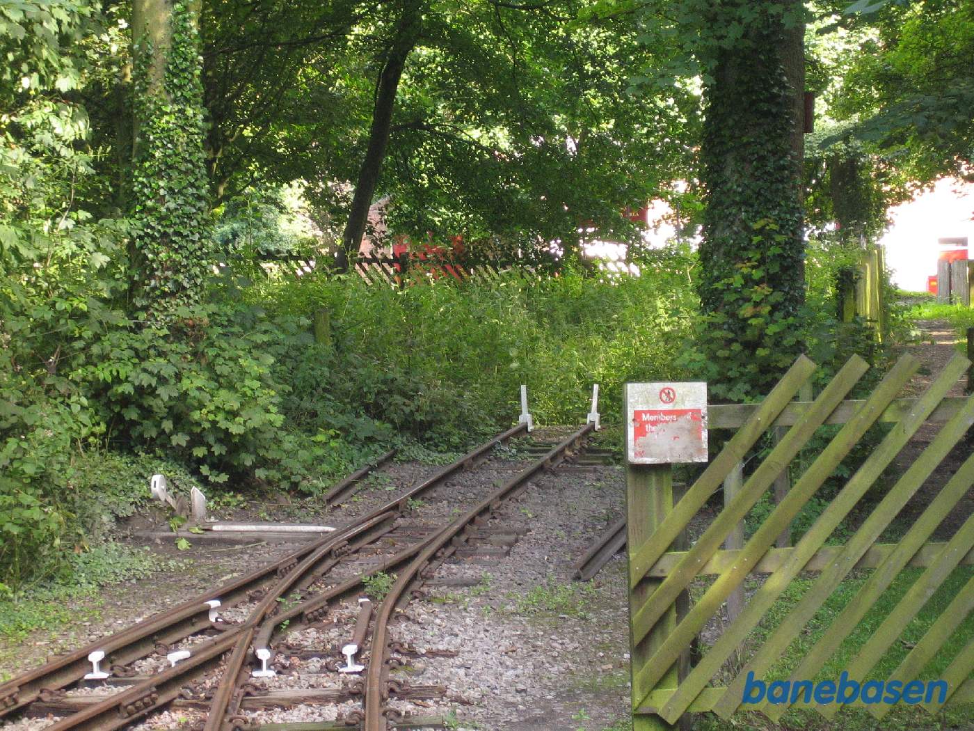 Her ender banen, den lokale kro ligger lige bag hegnet