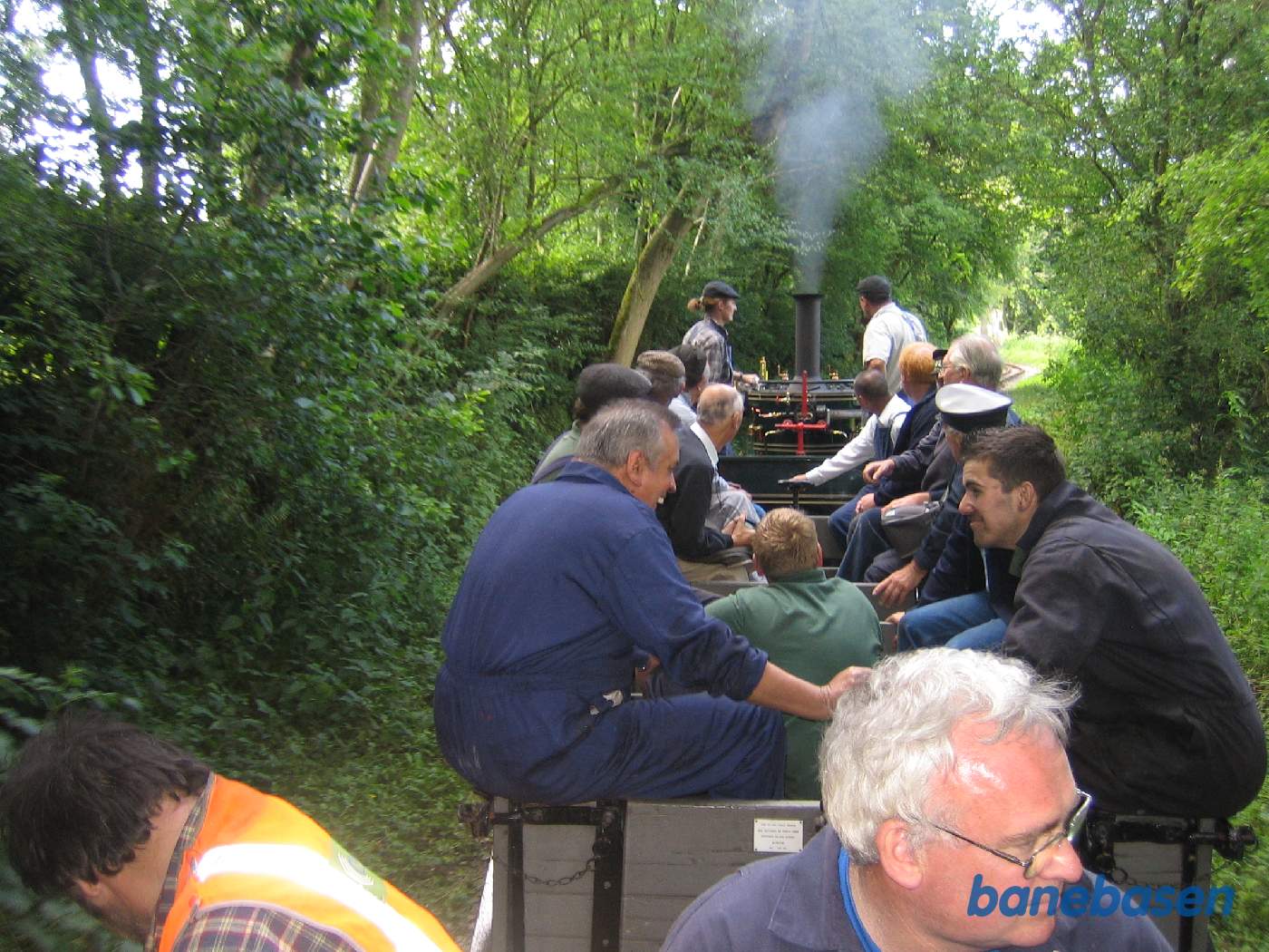 Vi er lige kørt ud af stationen på vej tilbage gennem parken