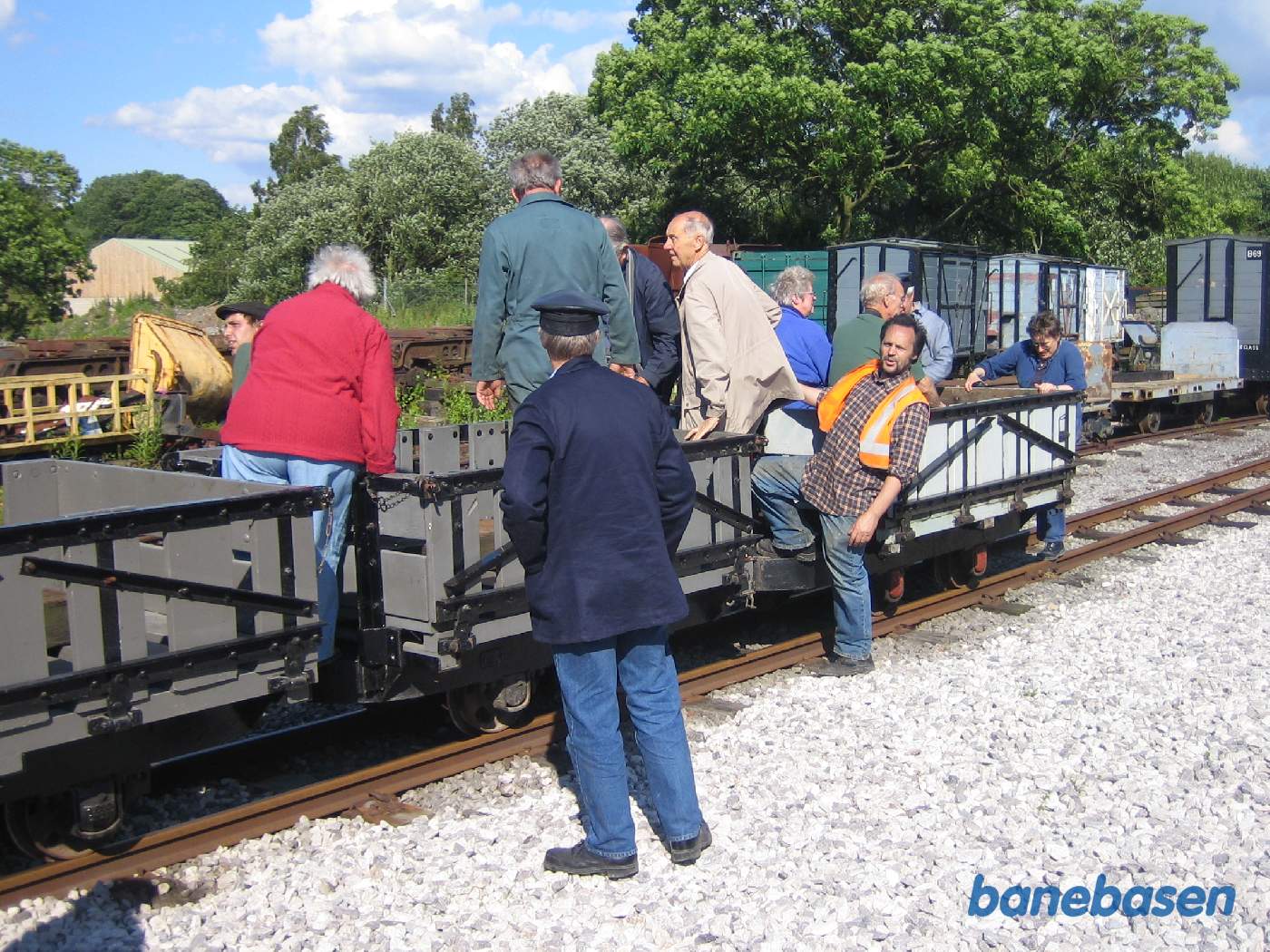 Medlemmerne kravler ud af toget