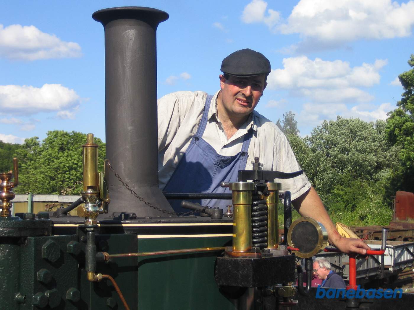 Nærbillede af lokomotivføreren på det lille lokomotiv