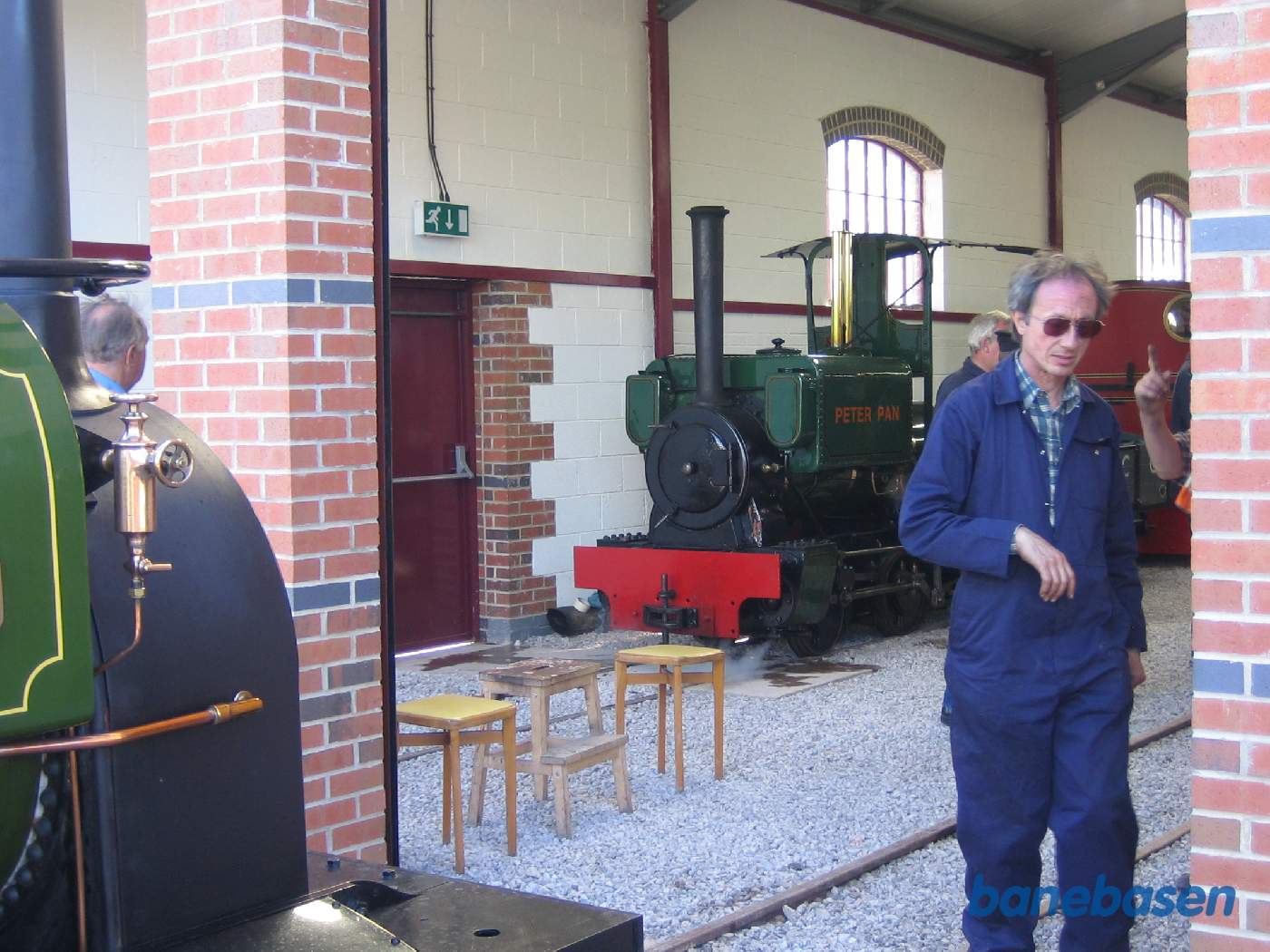 Maskinchefen på vej ud af remisen