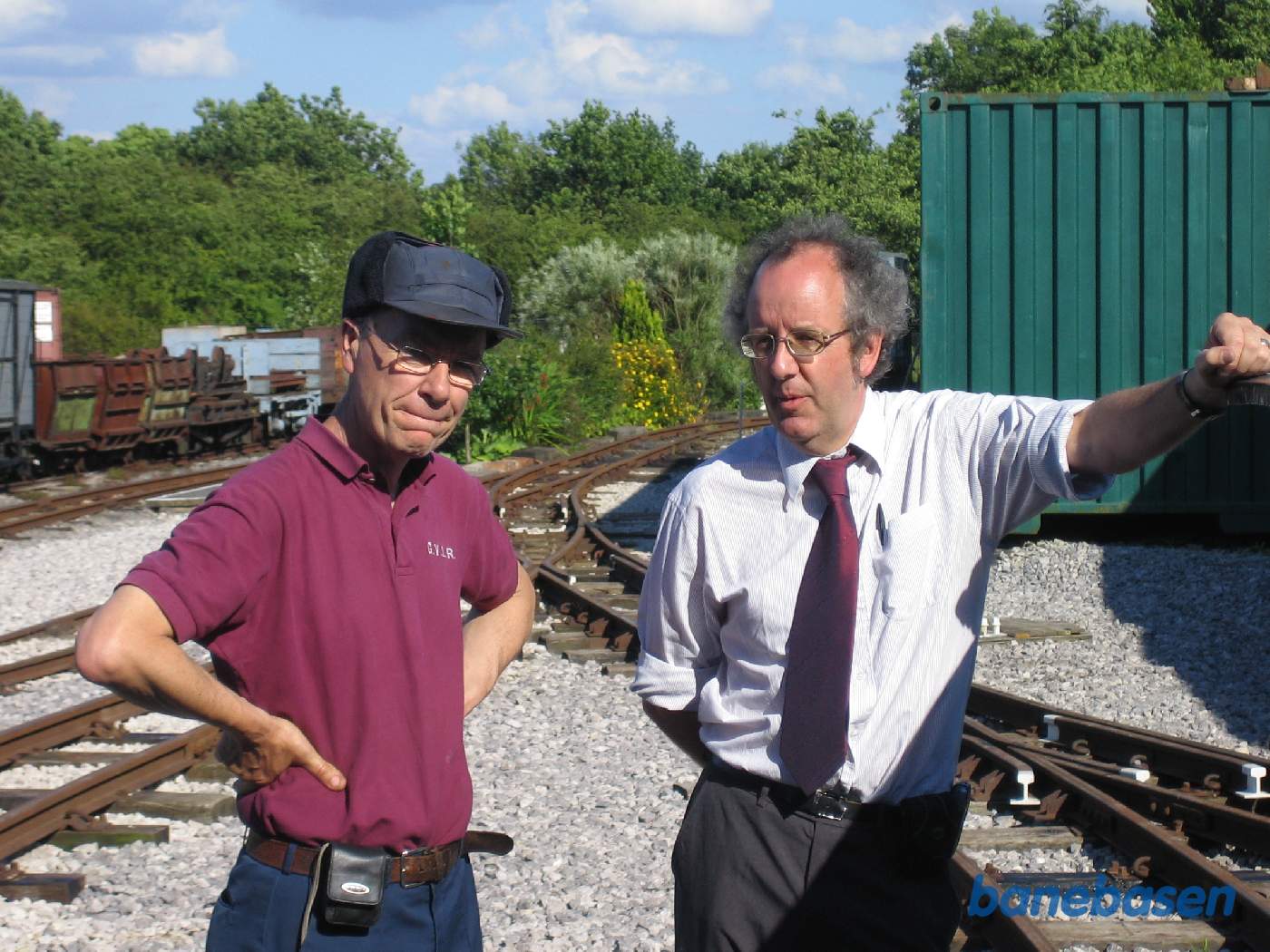 2 medlemmer står og snakker om, hvad det næste er der skal ske