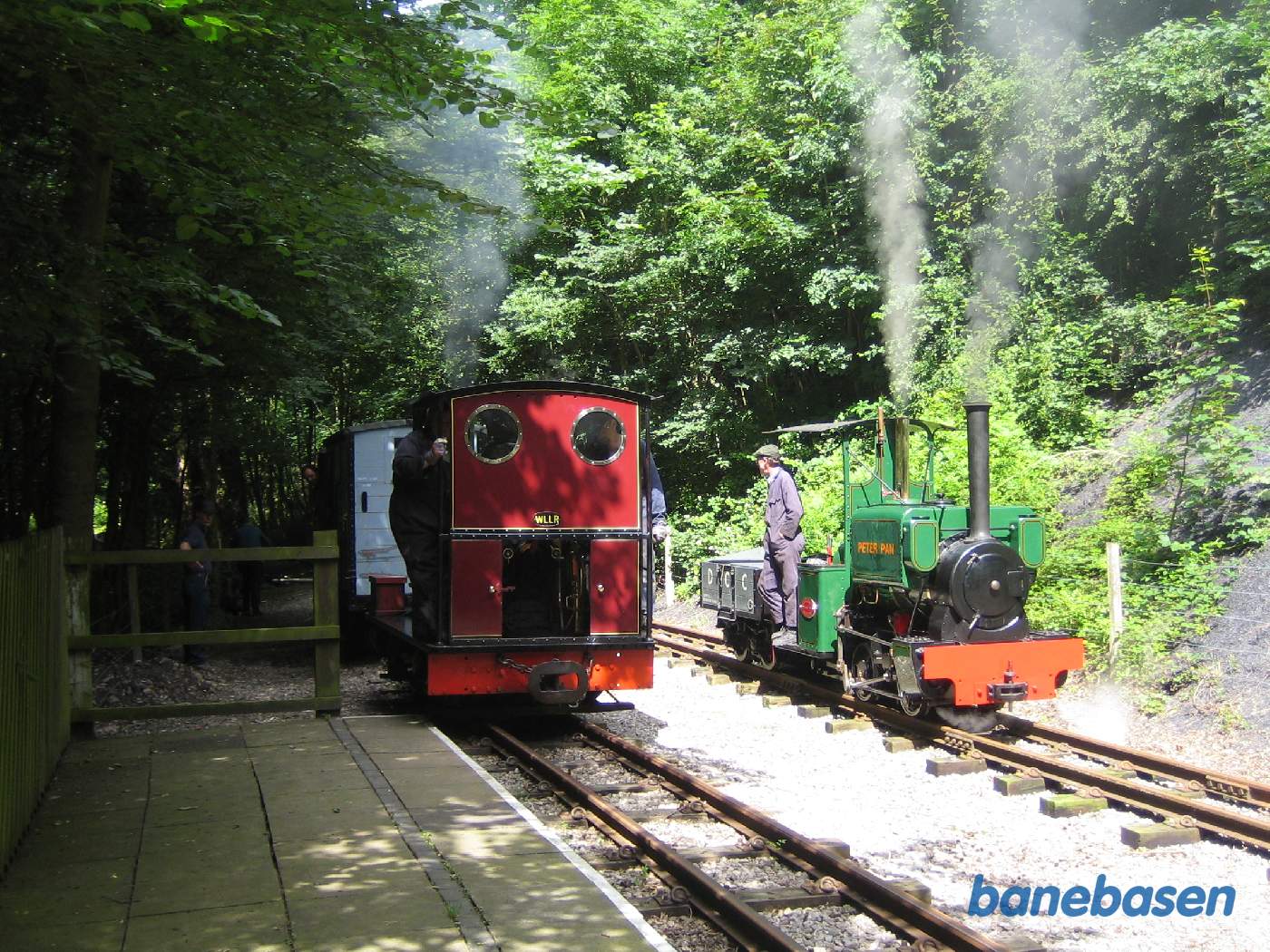 Det ene lokomotiv omløber vognene med en "godsvogn"