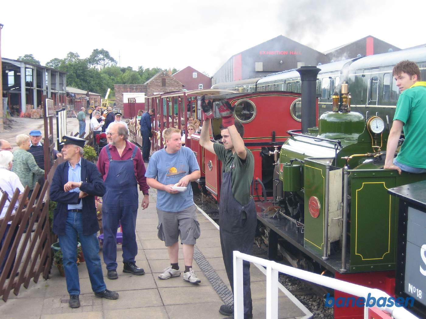 Persontoget holder klar ved perron til den næste tur ned til Newlands Inn