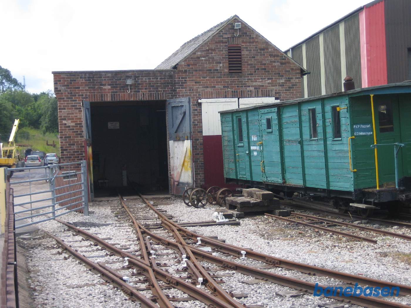 Det oprindelige lille værksted, hvor fotografen stod i 2002 og reparerede lokomotiver, den polske pakvogn til højre (der stod den også i 2002)