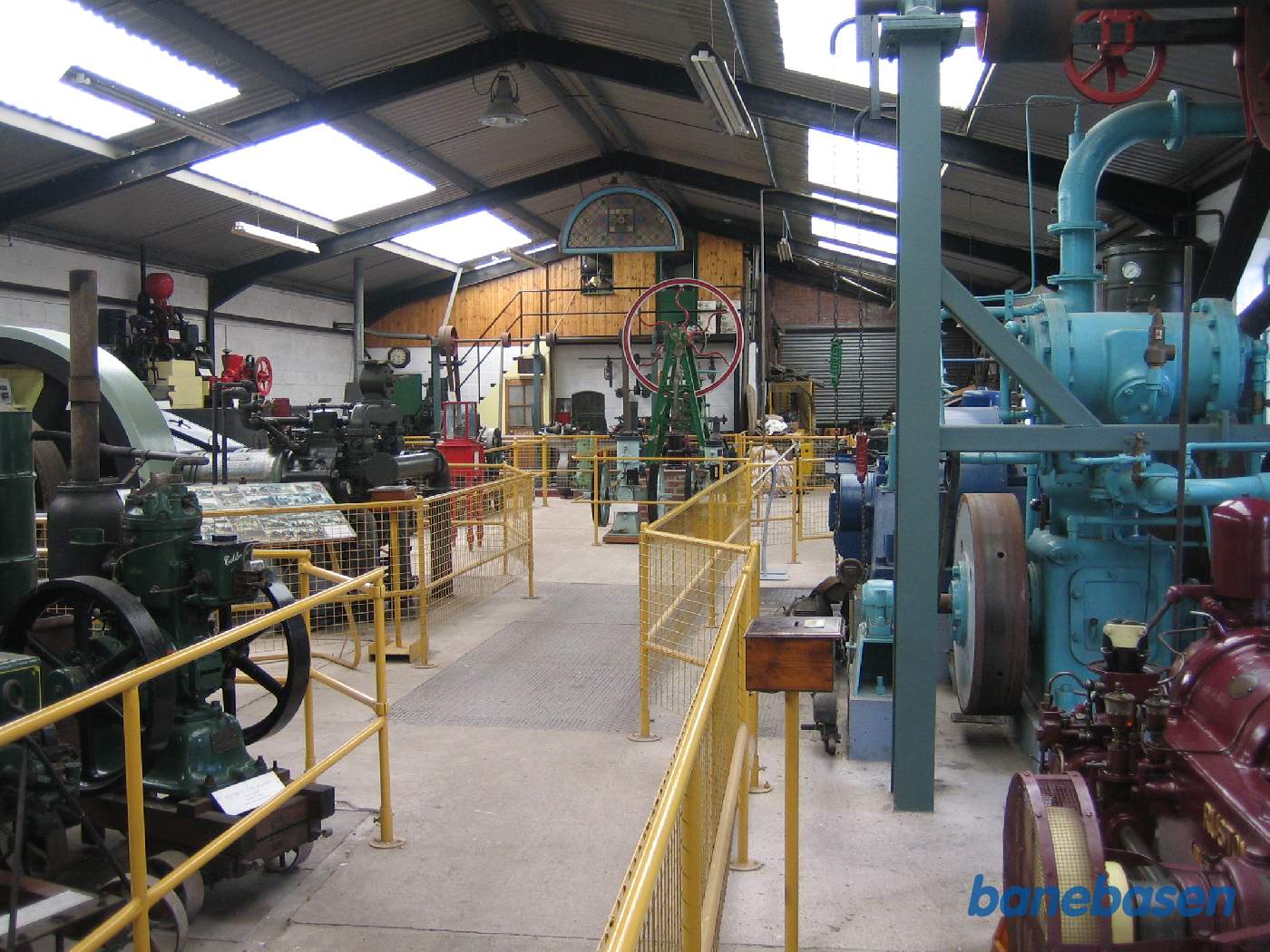 Et vue ind i hallen med motorer